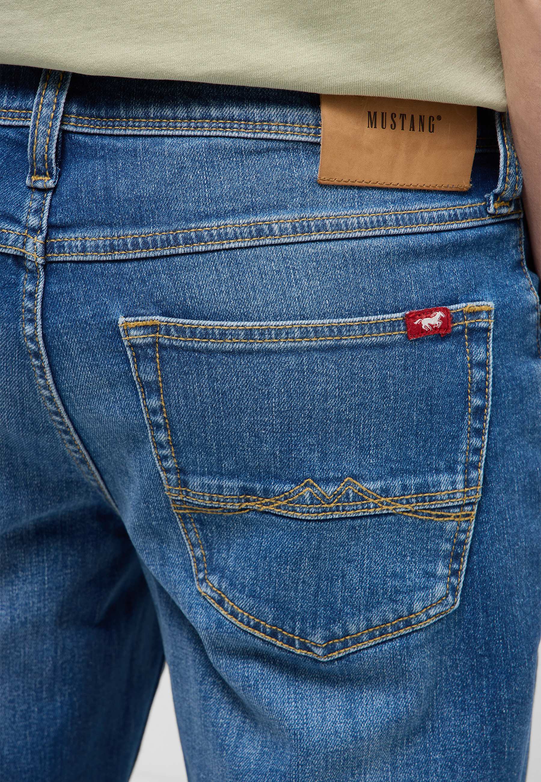 jeans, Denim, Hintere Tasche, braune Lederpatch, roter Tag