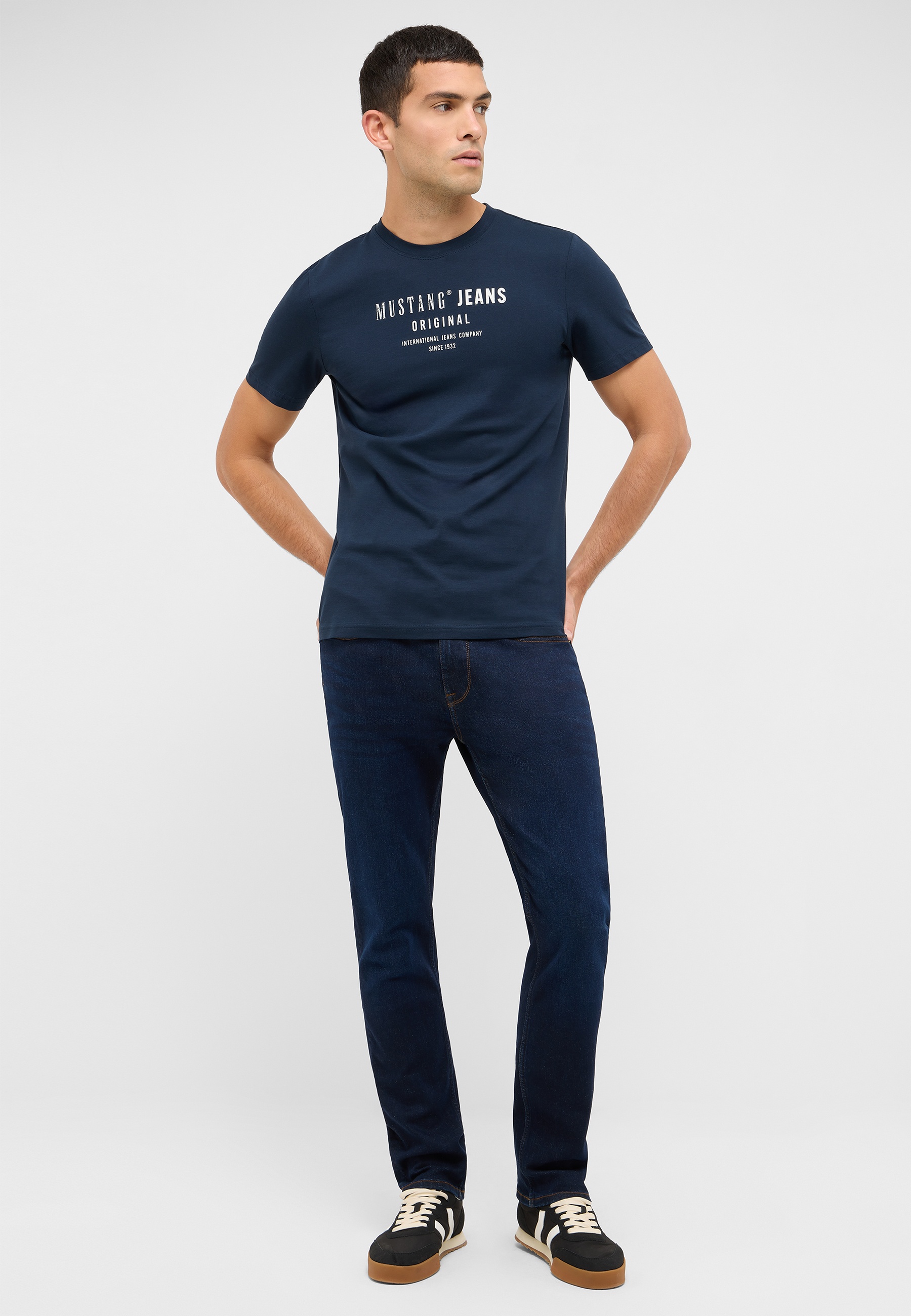 T-shirt, Hosen, Erwachsener, Mann, Person