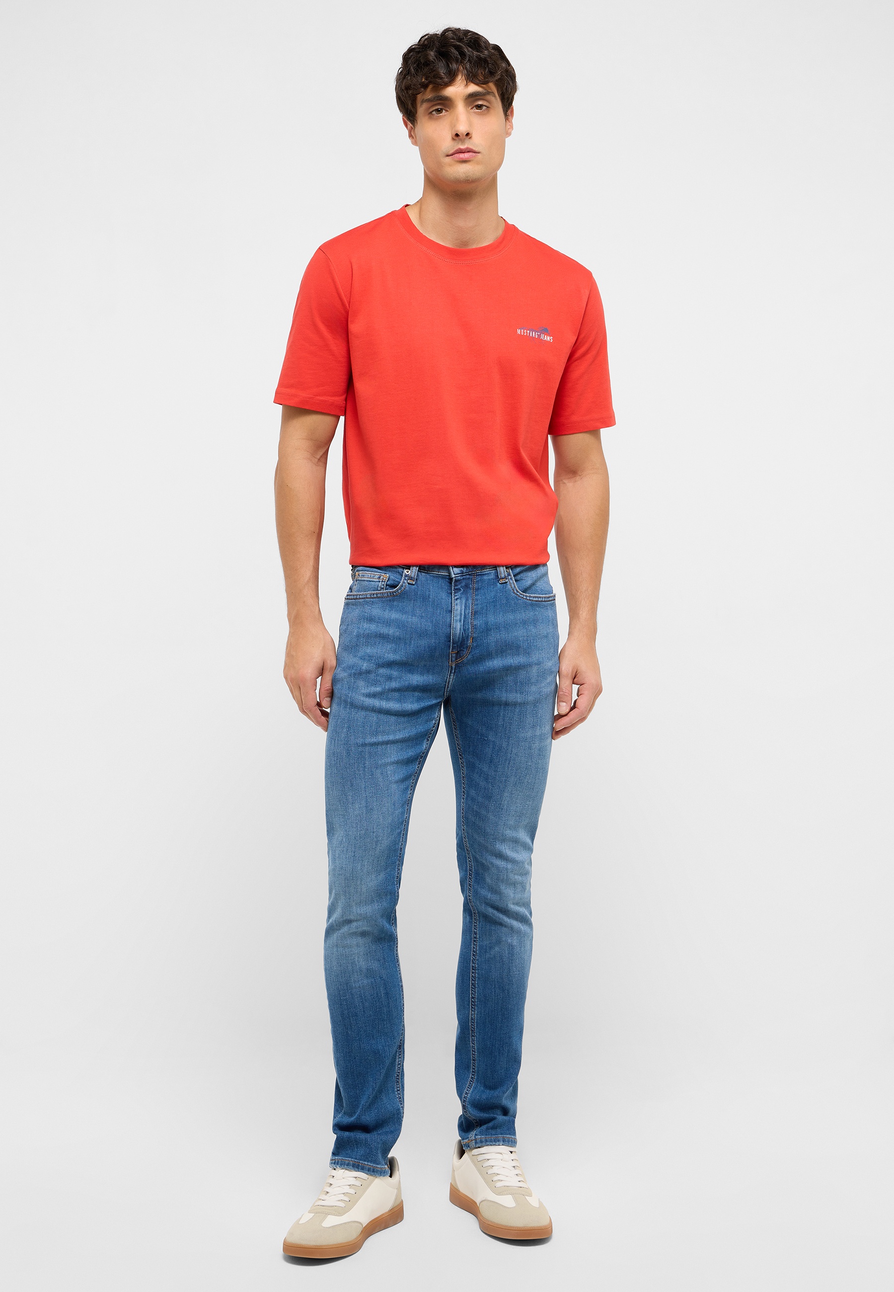 Hosen, T-shirt, Jeans, Person, Stehend