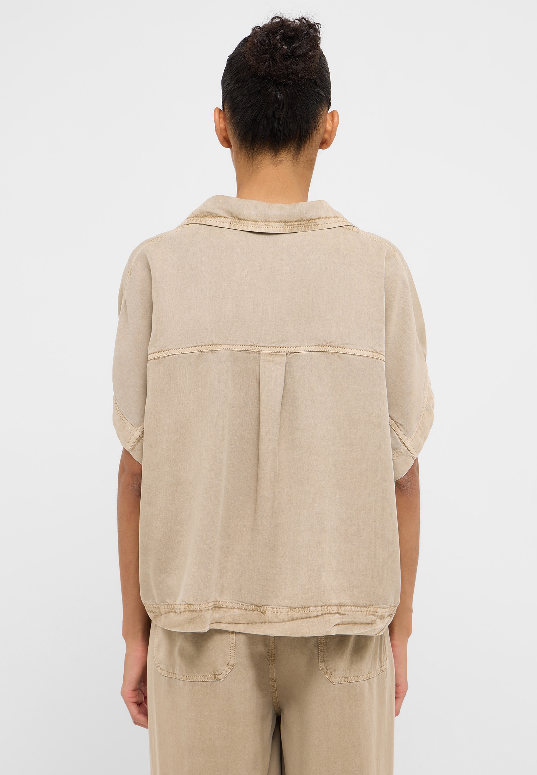beige, Leinen, Kragen, lose Passform, Rückennaht ohne Taschen