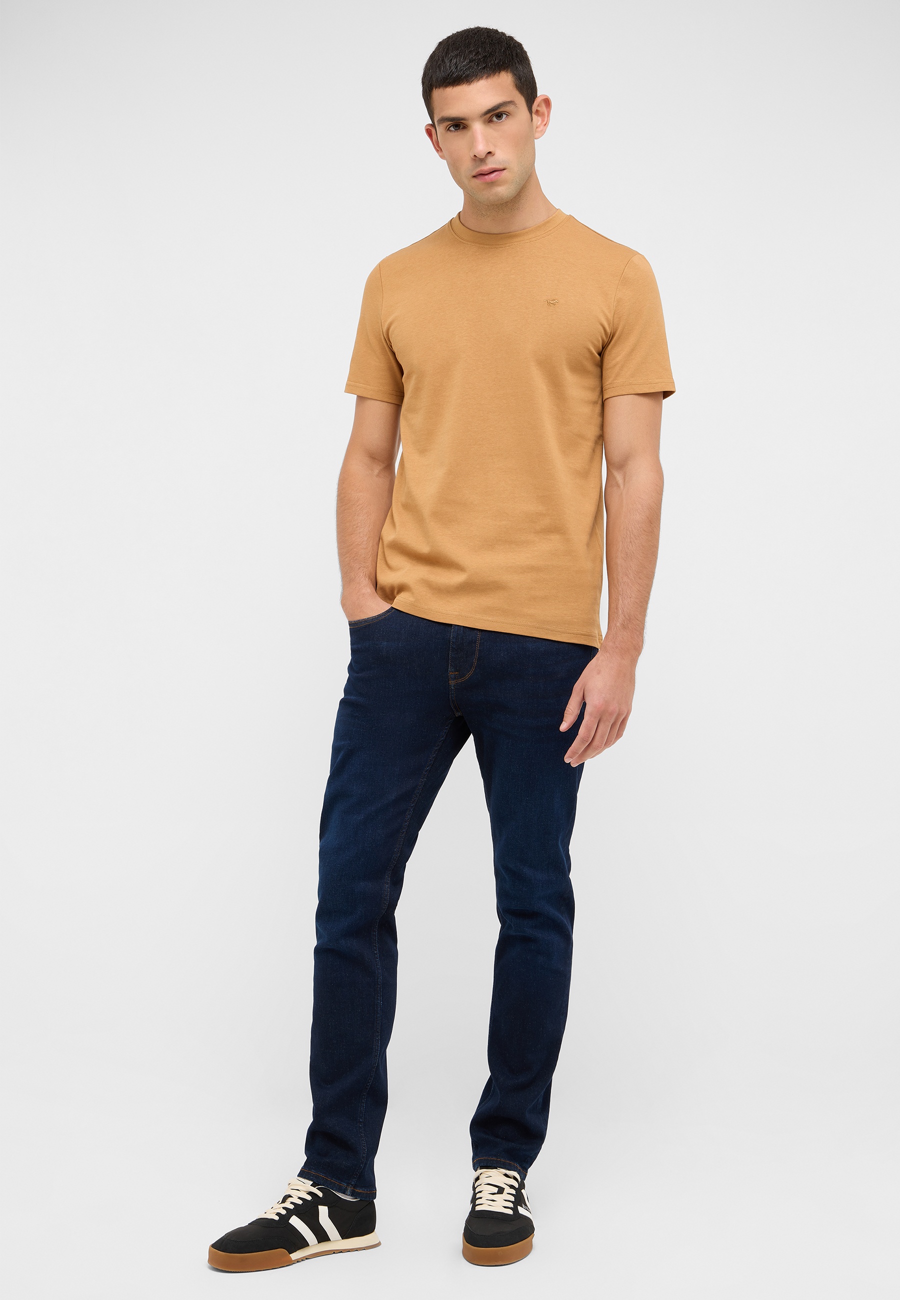 Bekleidung, Hosen, T-shirt, Person, Stehend