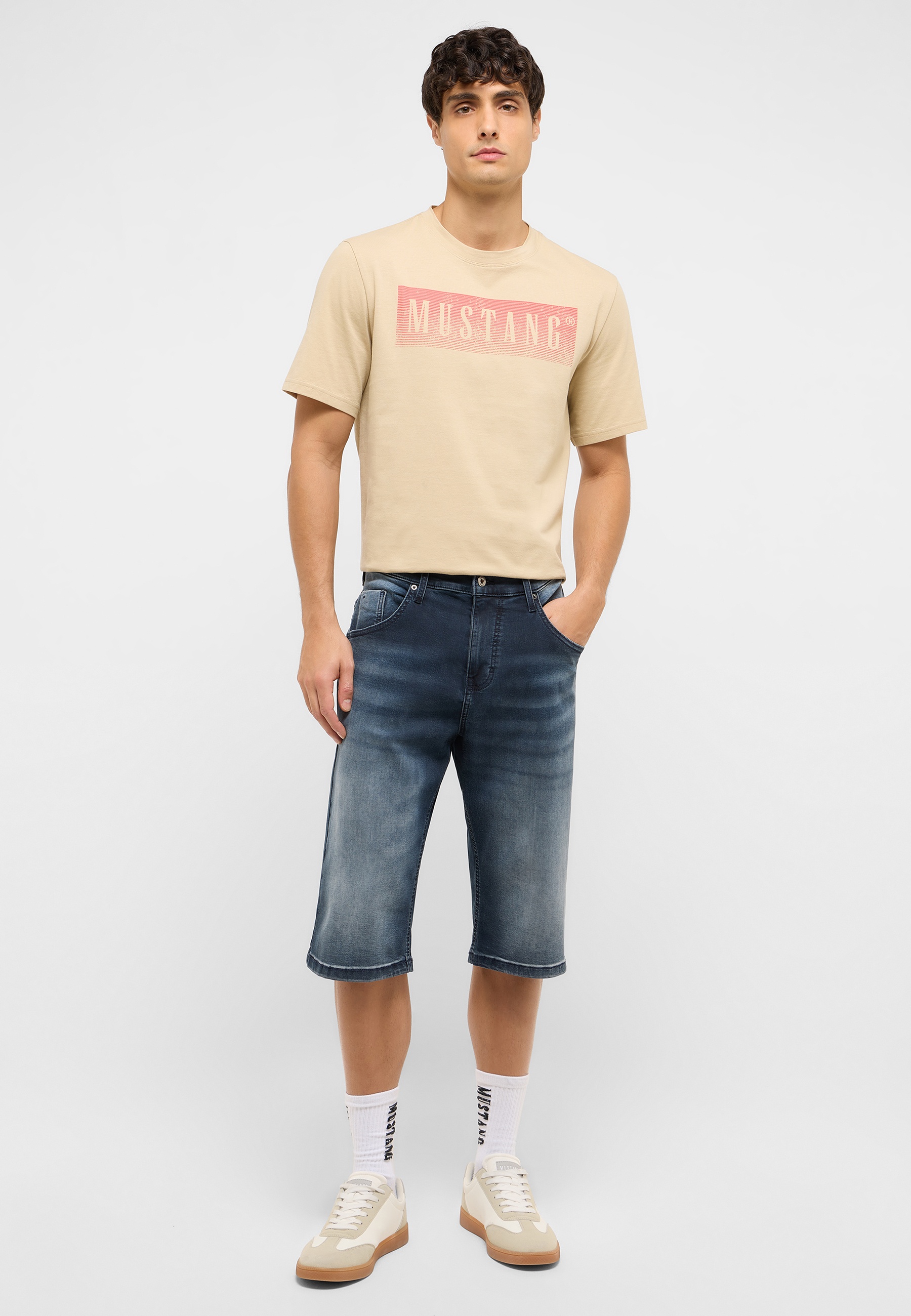 T-shirt, Hosen, Kurze Hosen, Person, Jugendlich