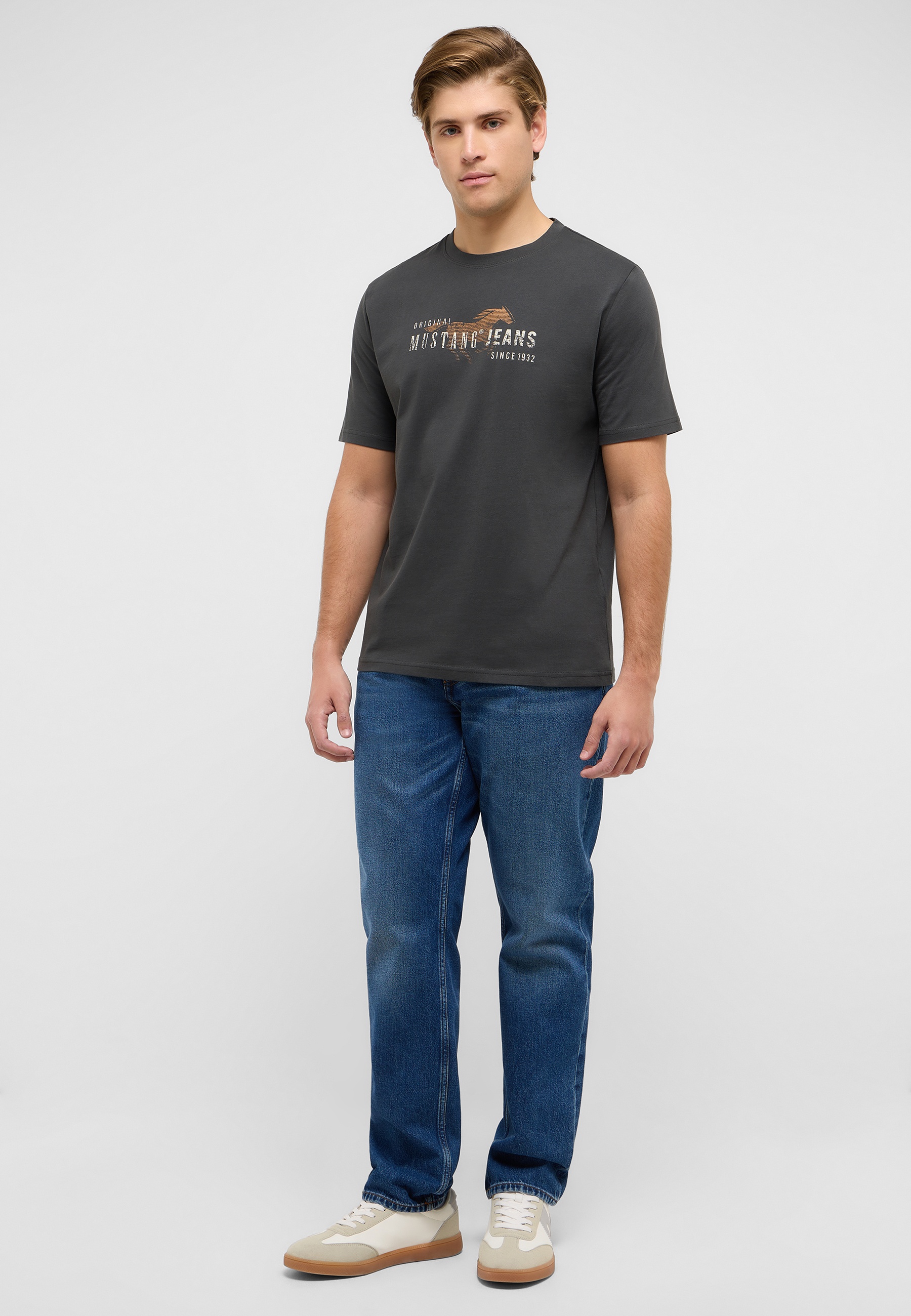 T-shirt, Hosen, Jeans, Person, Stehend