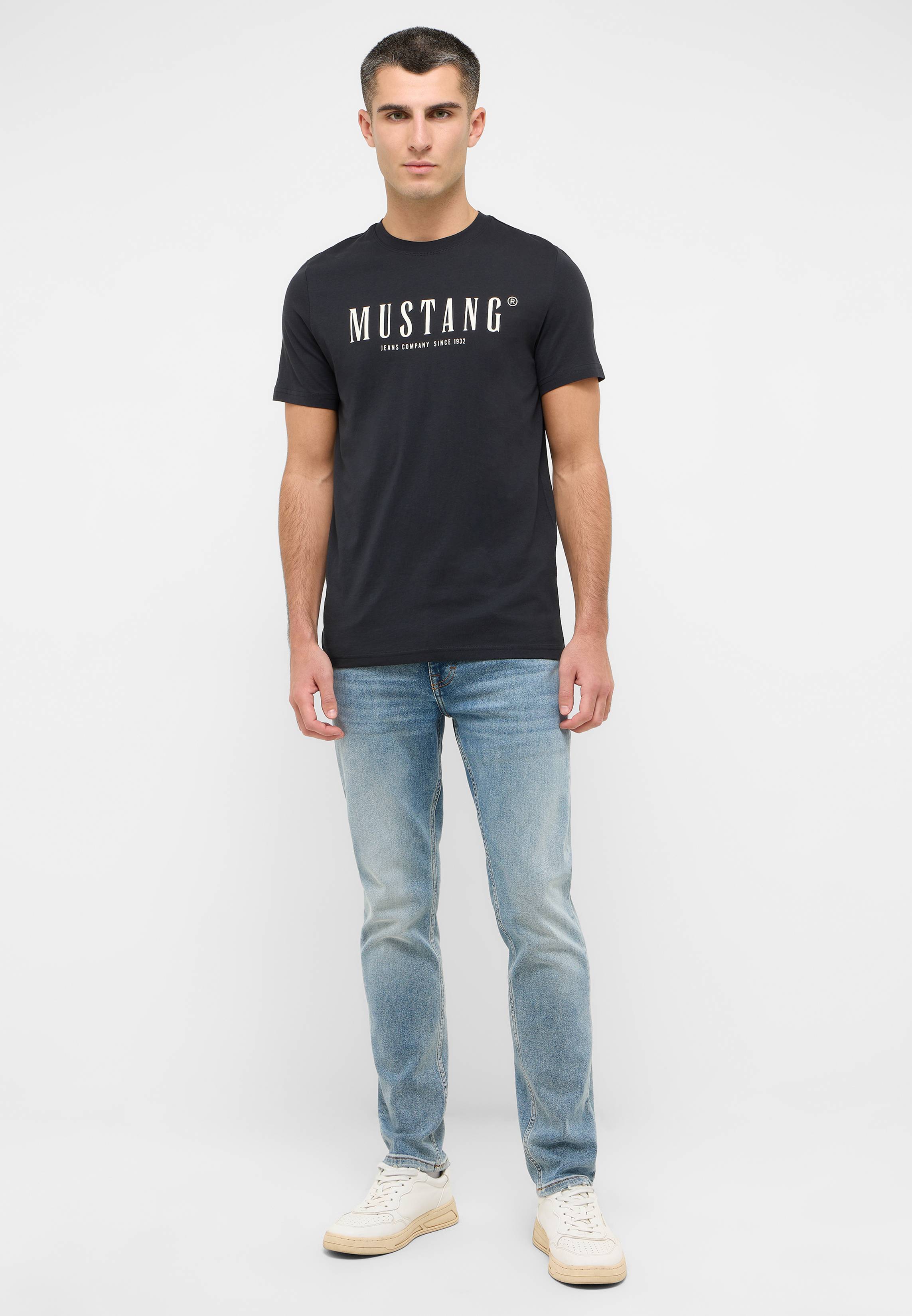 T-shirt, Hosen, Person, Stehend, Hemd