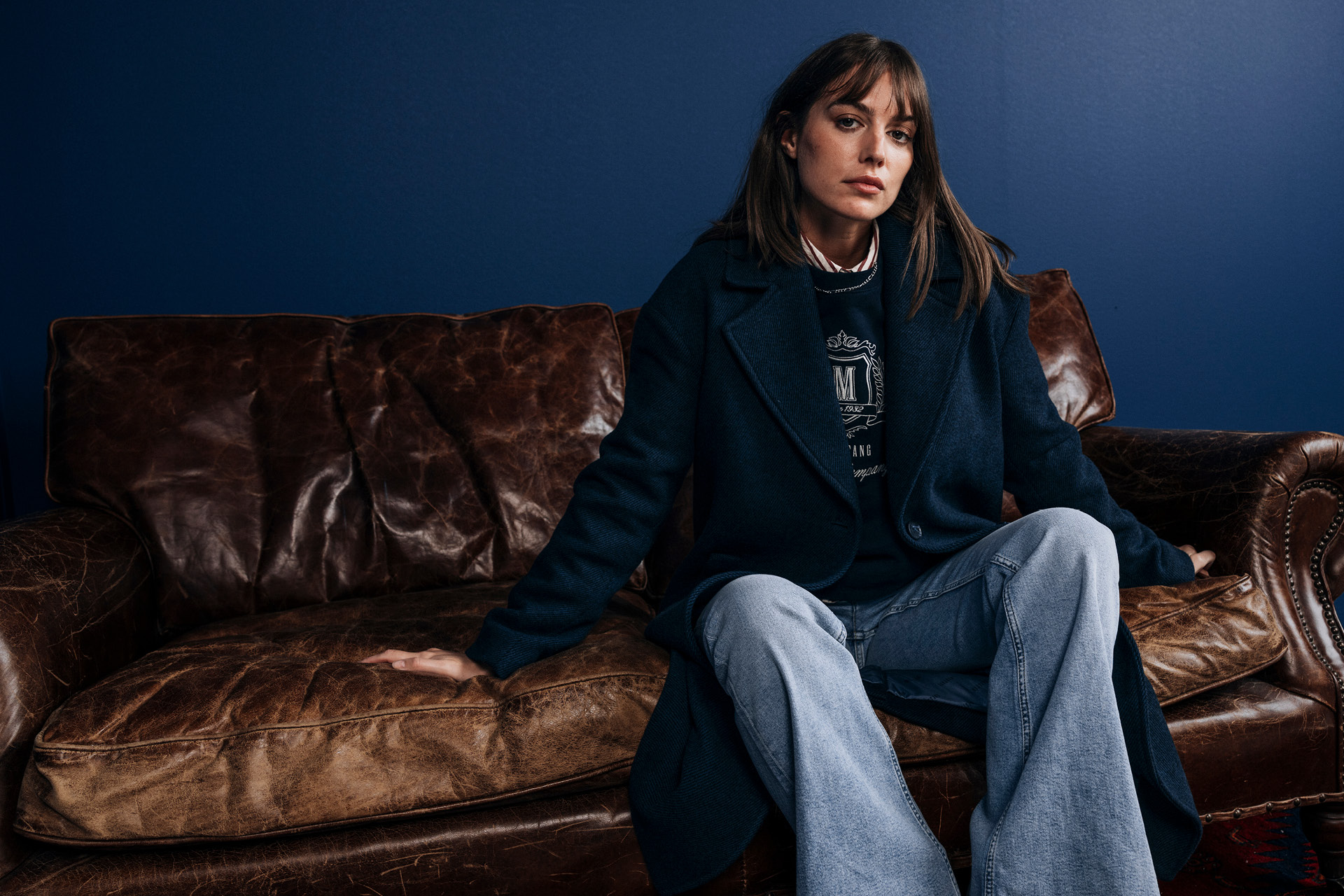 jacke, in dunkelblau, jeans, ledercouch, mode