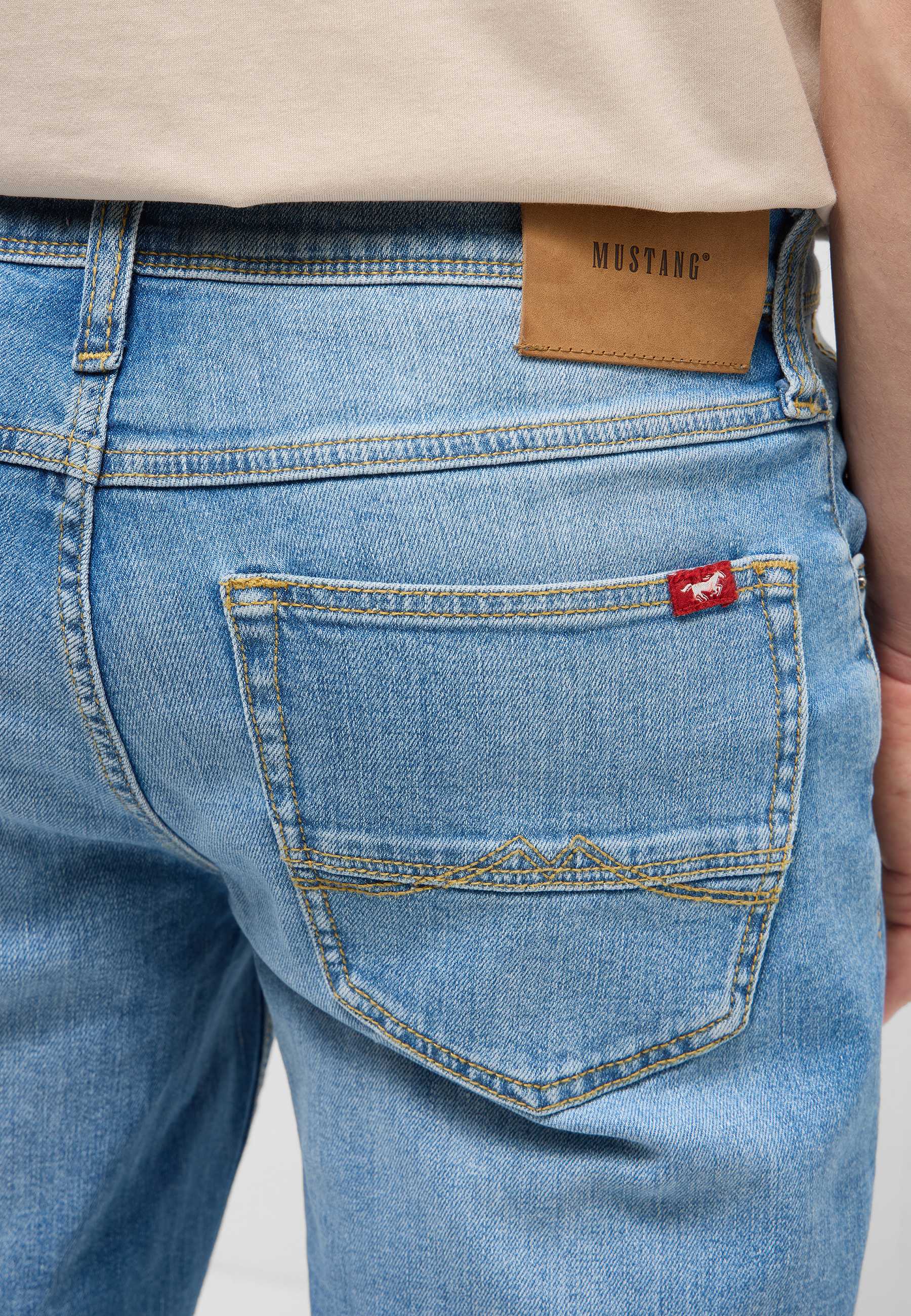 jeans, Denim, Gesäßtasche, Lederetikett, roter Aufnäher