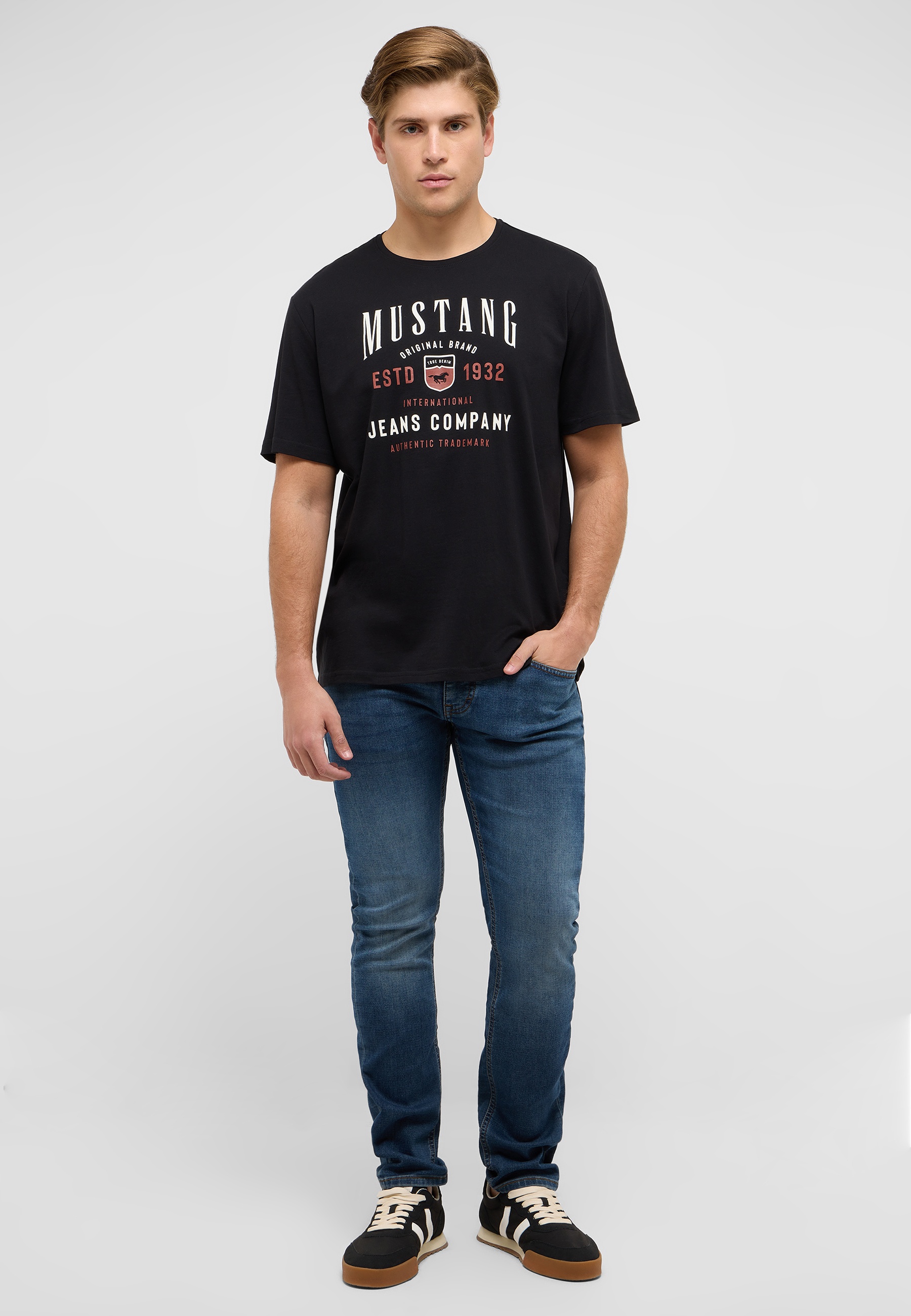 T-shirt, Hosen, Jeans, Person, Jugendlich