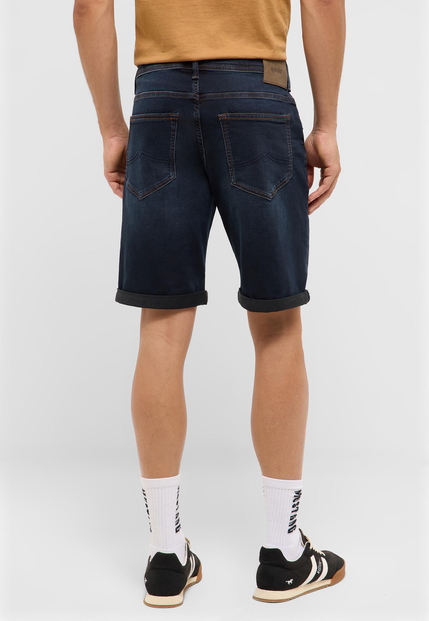 Bekleidung, Kurze Hosen, Schuh, Person, Turnschuh