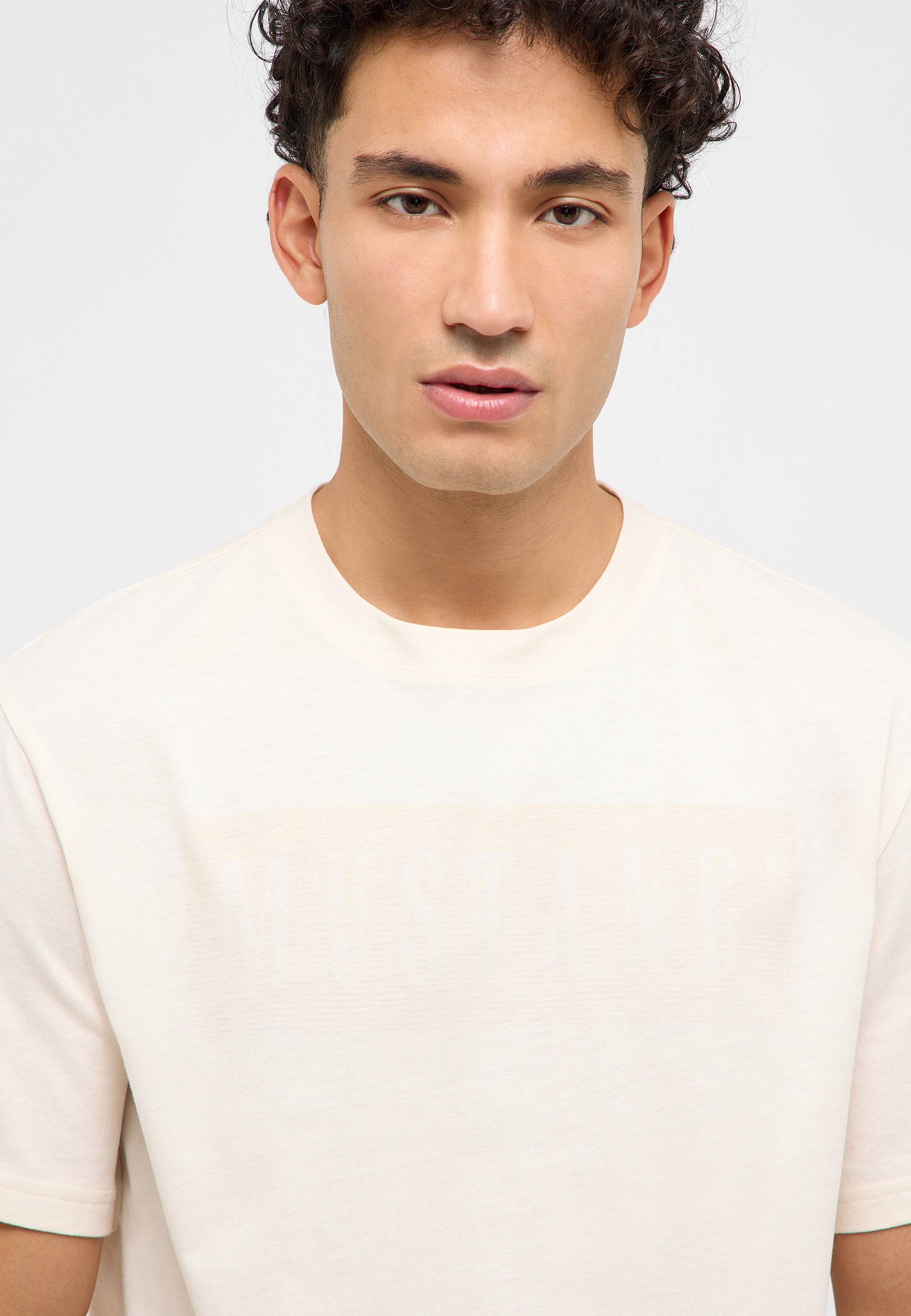 T-shirt, Kopf, Person, Gesicht, Hals