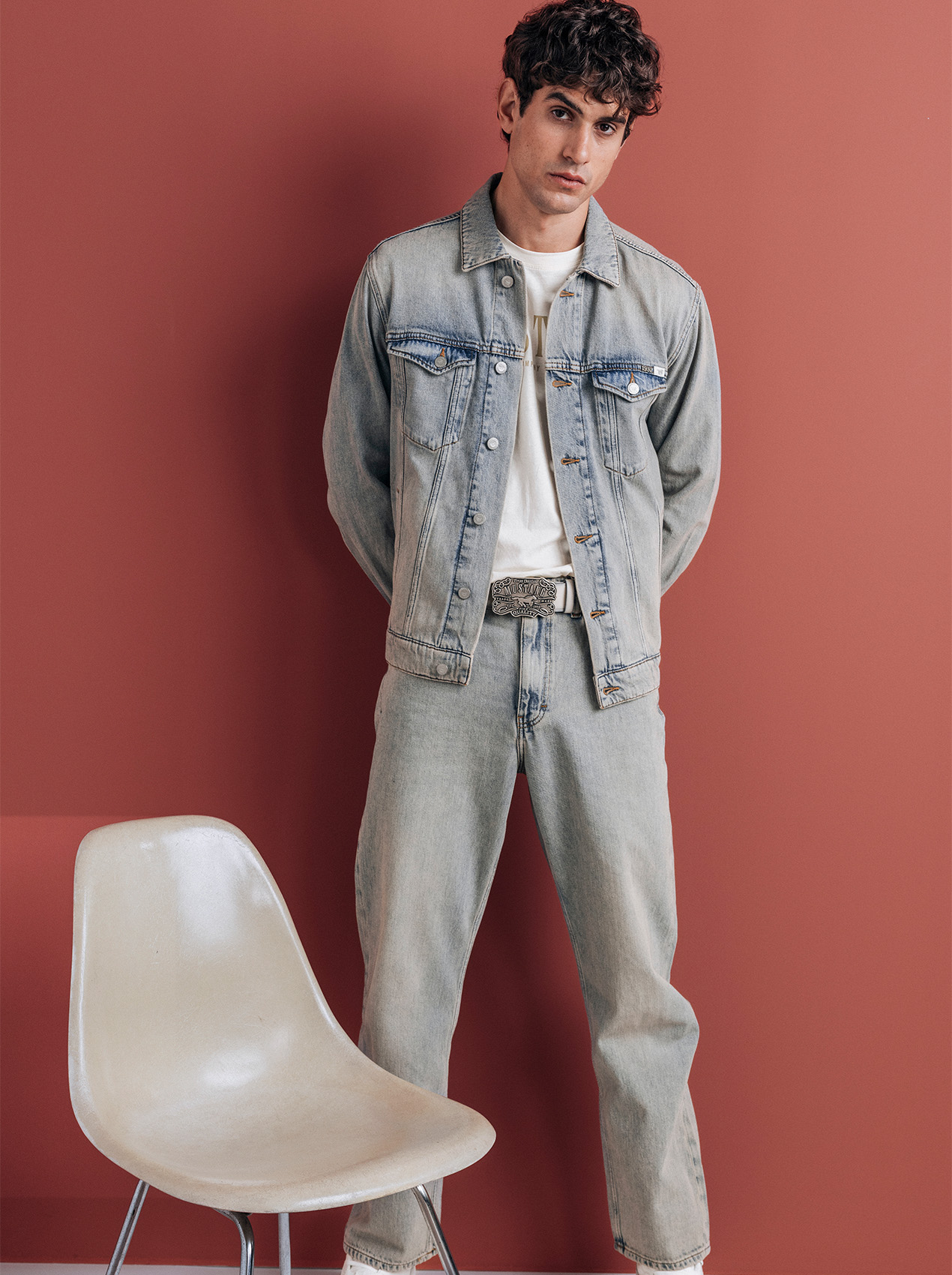 Hosen, Jeans, Stuhl, Person, Jacke