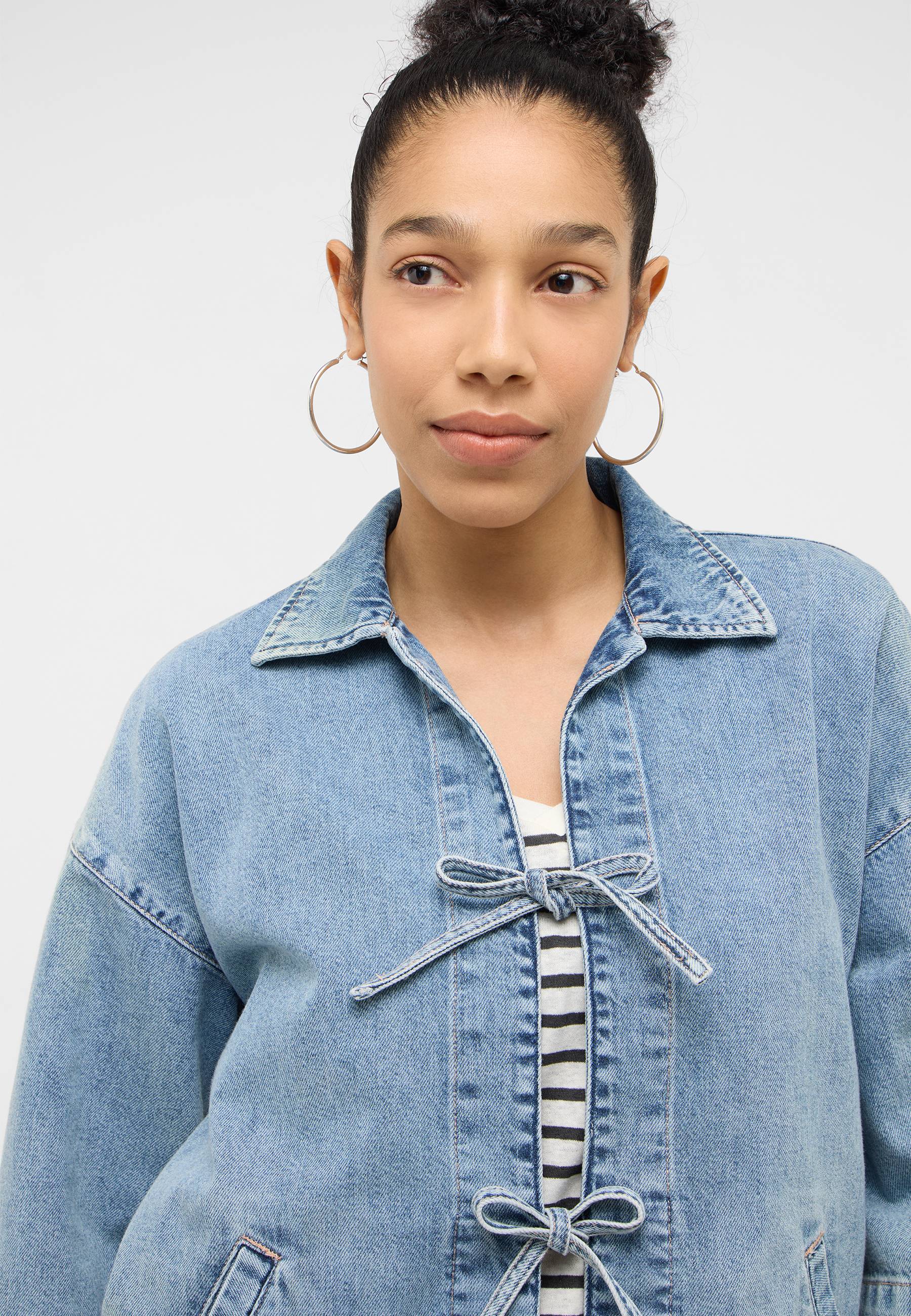 Denimjacke, Jeansjacke, Latzjacke, Krawattenverschluss, Große Ohrringe