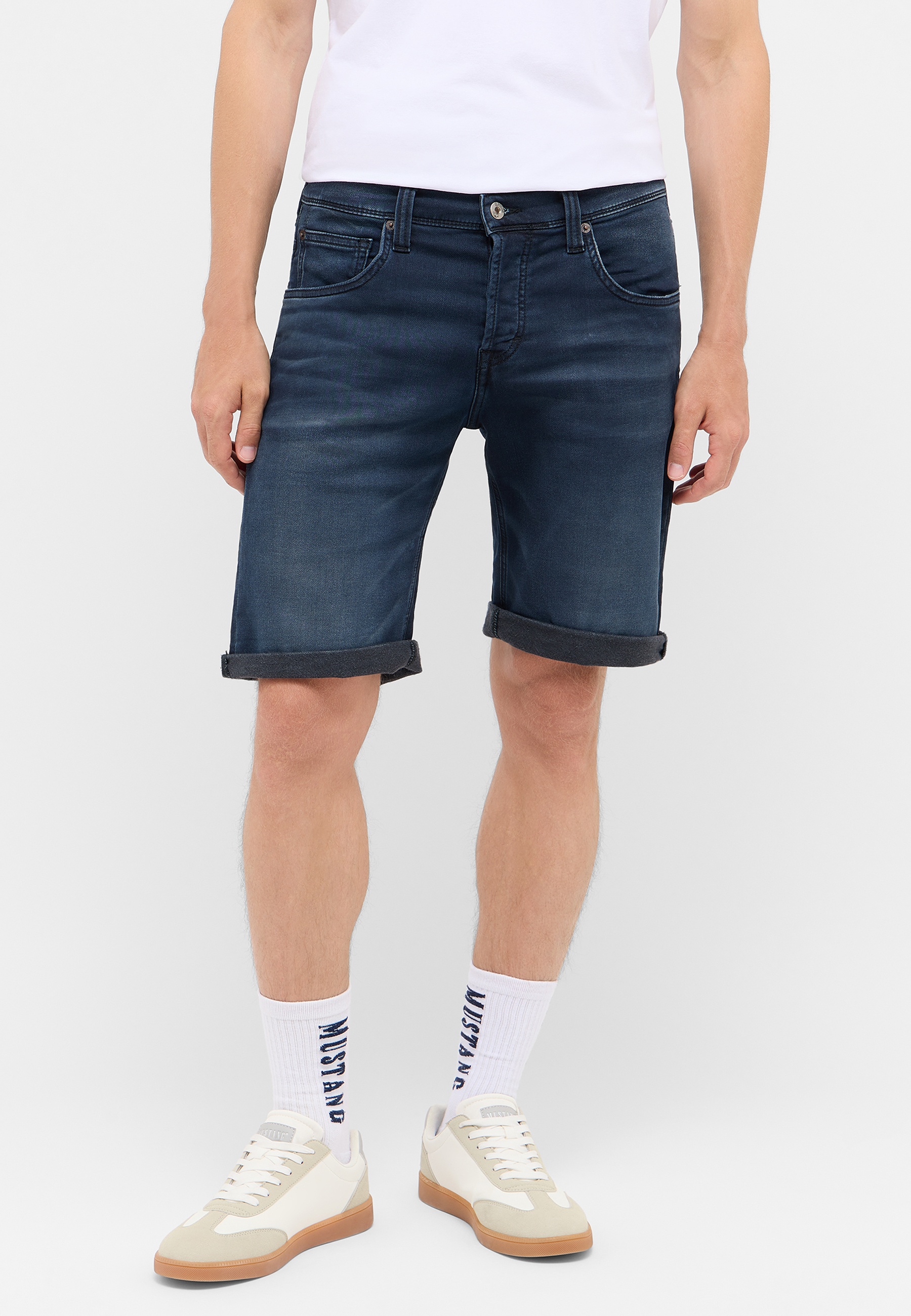 Bekleidung, Kurze Hosen, Schuh, Sneaker, Person