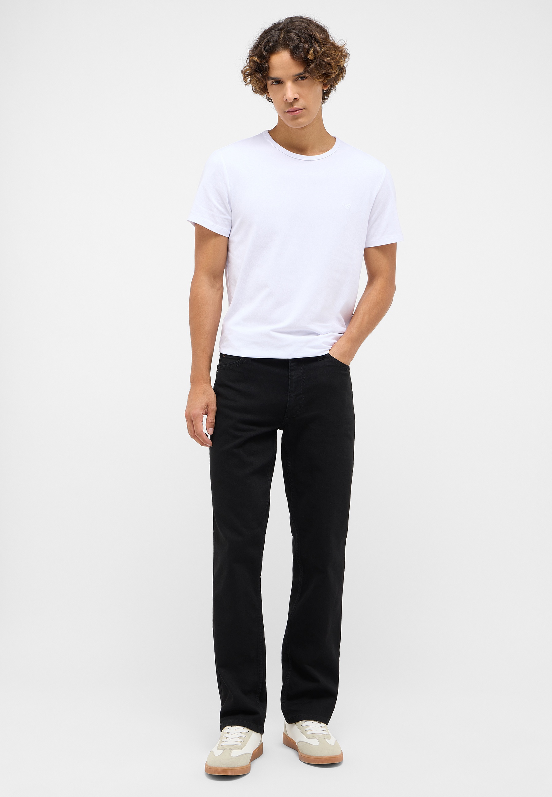Bekleidung, T-shirt, Hosen, Person, Stehend