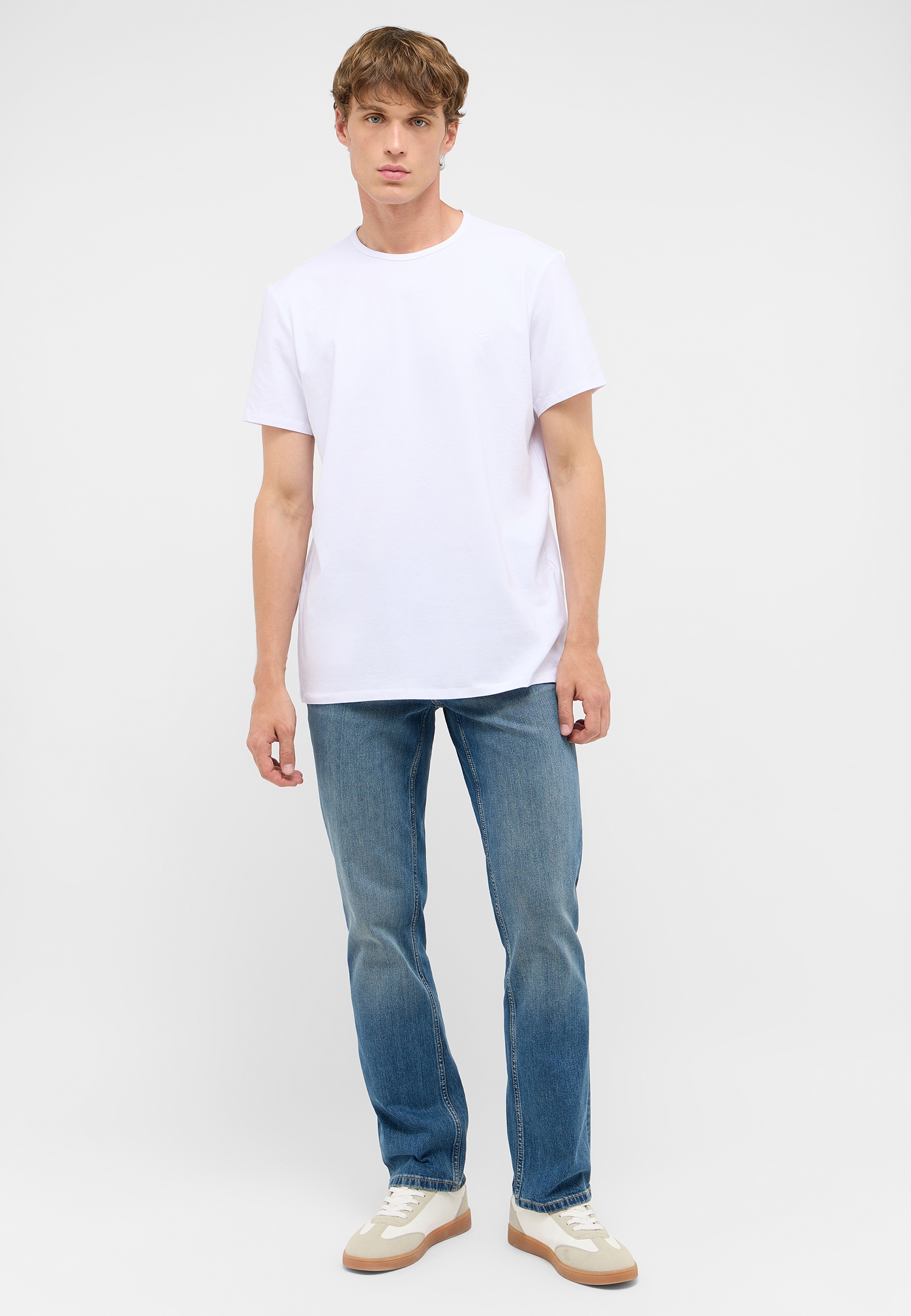 T-shirt, Hosen, Person, Stehend, Jugendlich