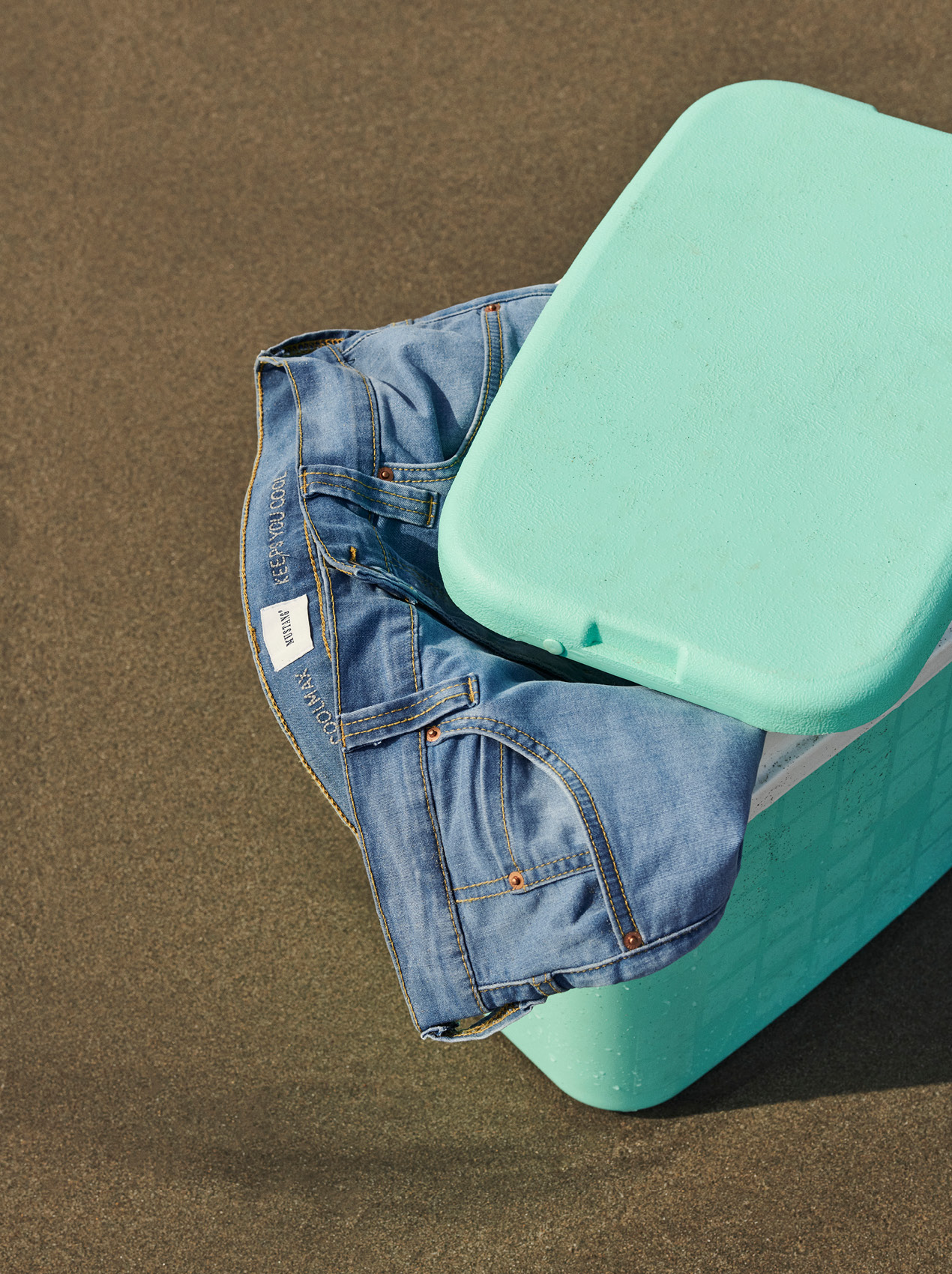 Jeans, Denim, Hose, Jeansjacke, Stuhl im Hintergrund