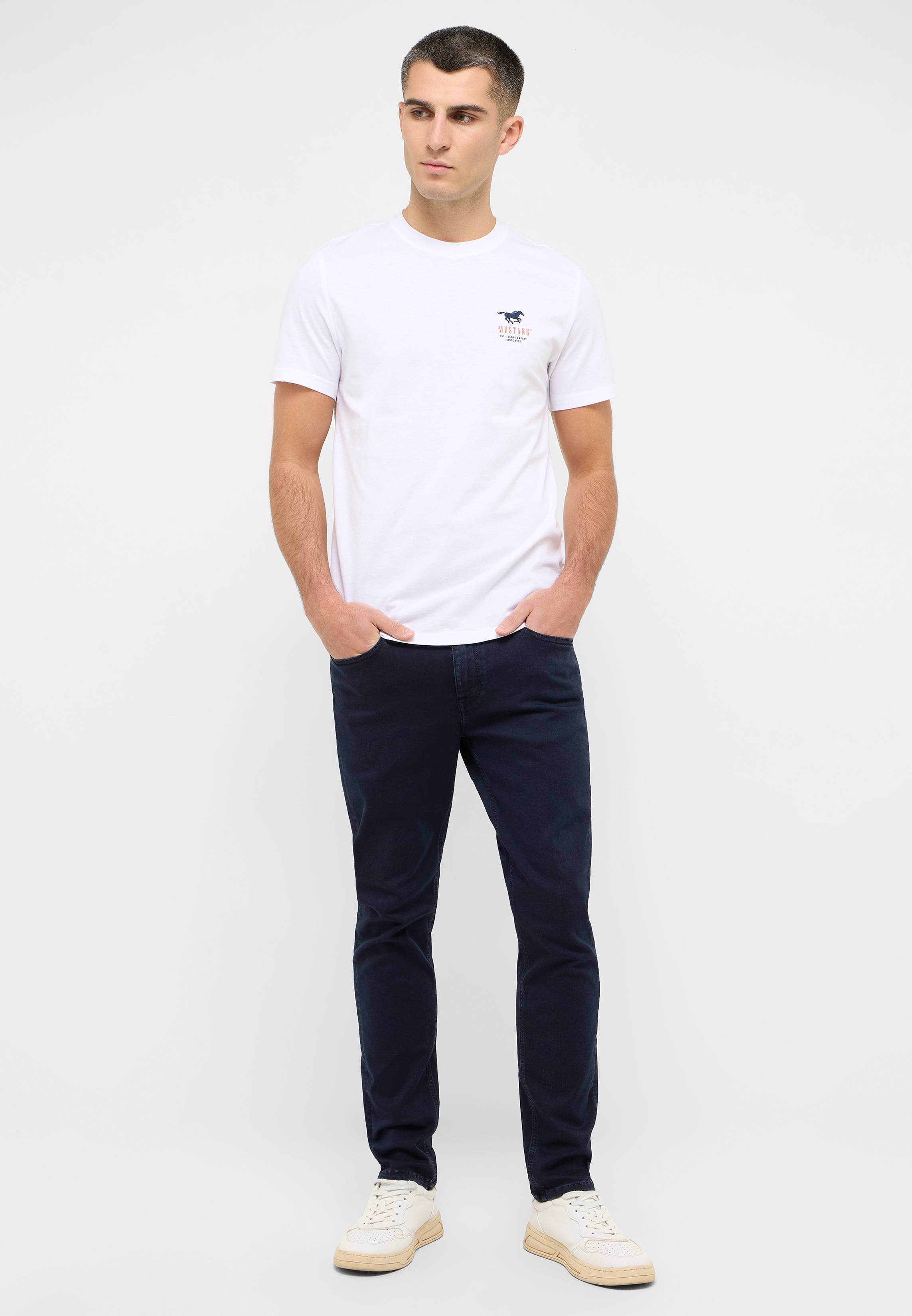 T-shirt, Hosen, Person, Stehend, Mann