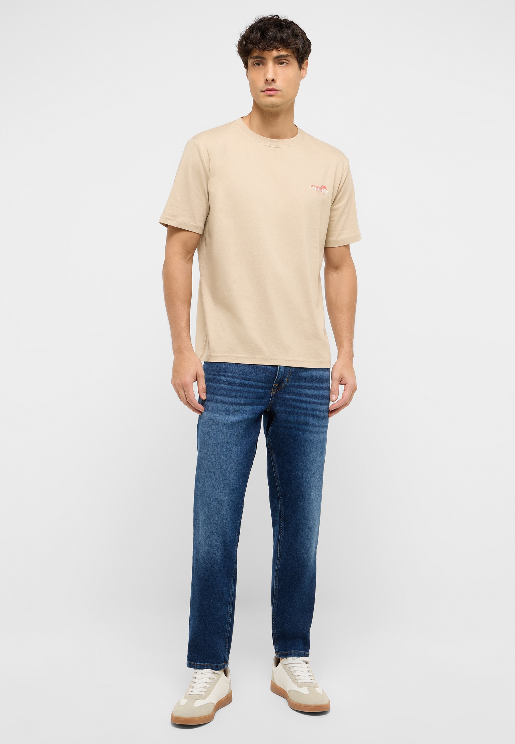 Hosen, T-shirt, Person, Jeans, Stehend