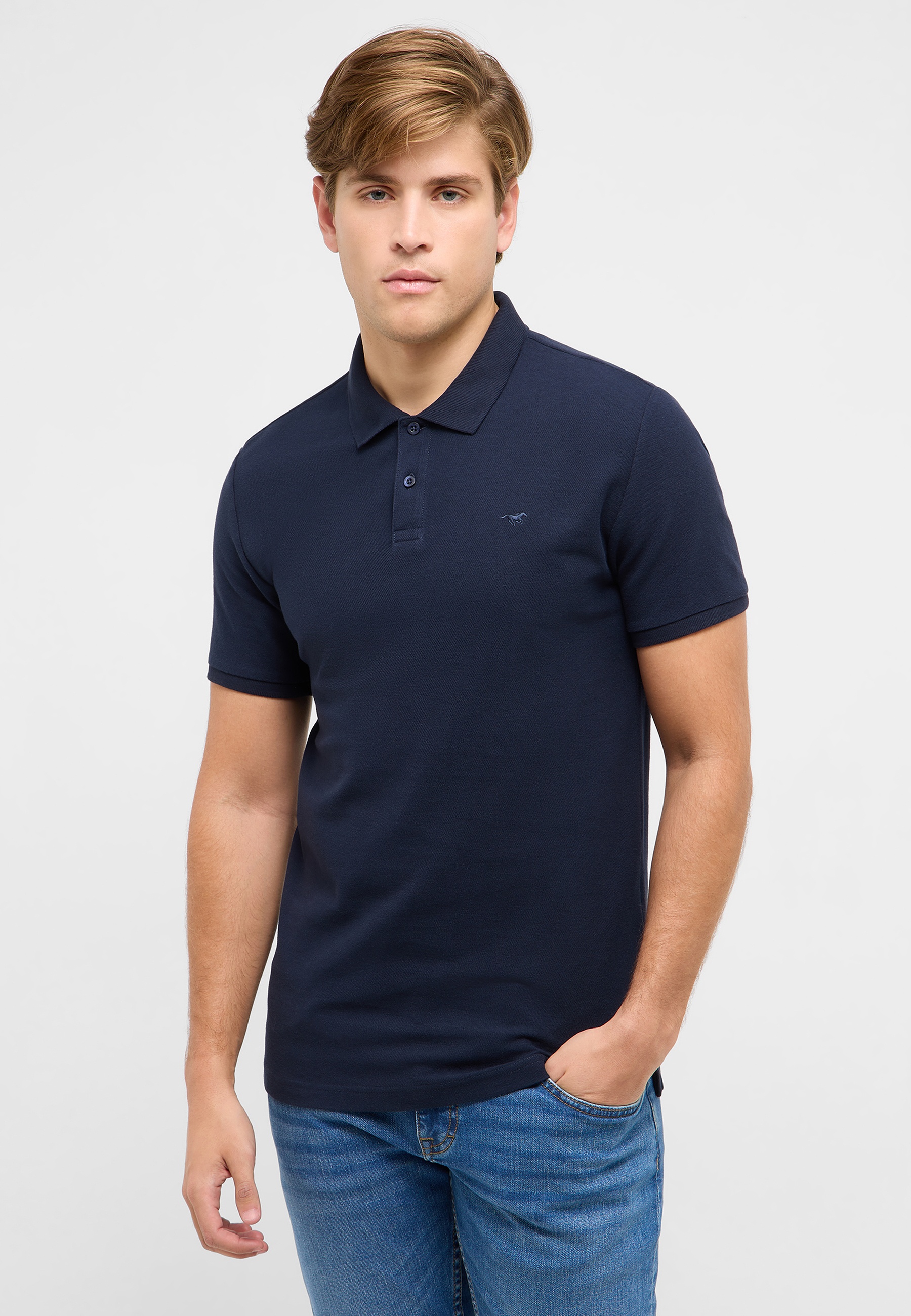 T-shirt, Hemd, Jeanshose, Mann, Person