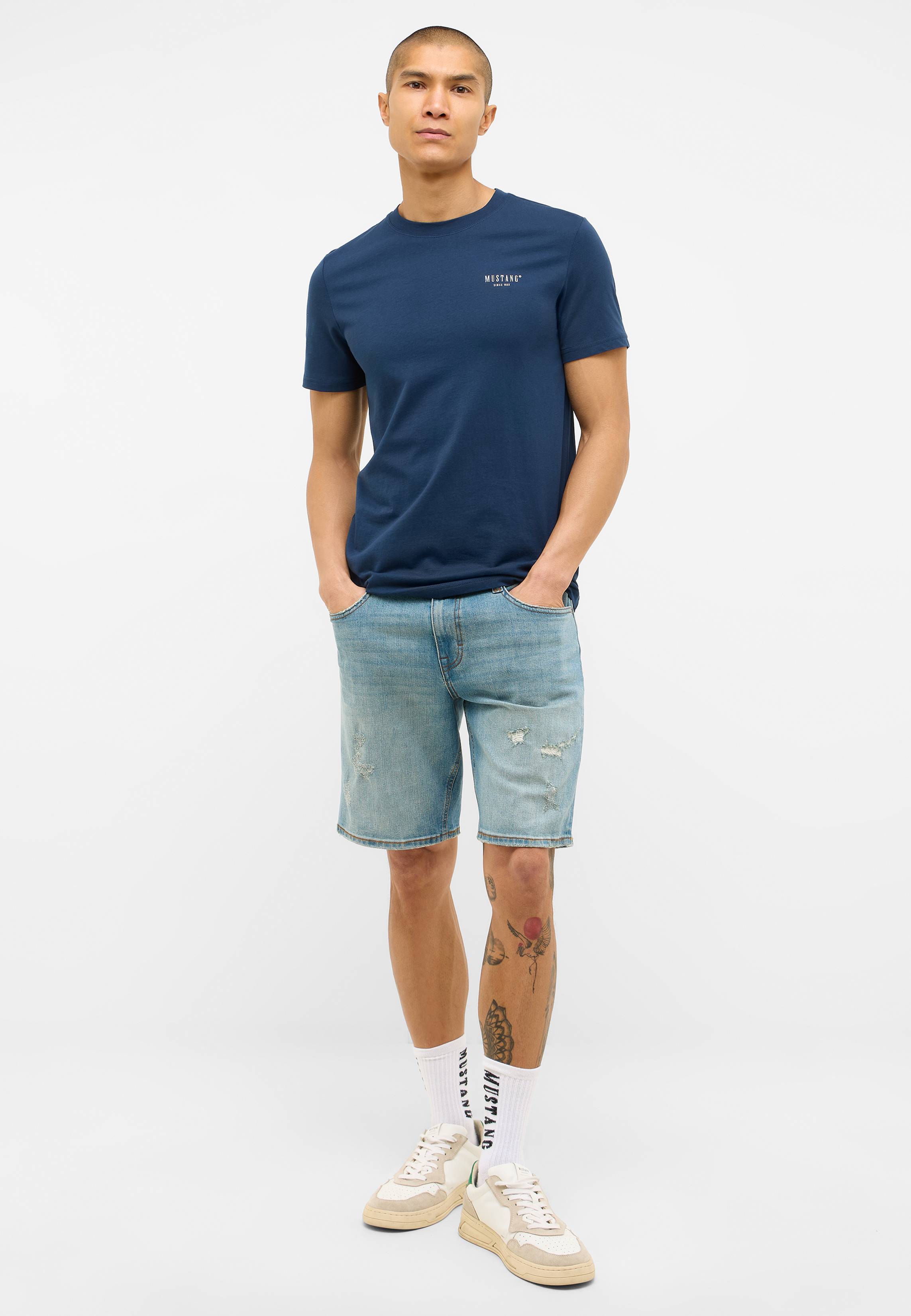 Kurze Hose, T-shirt, Person, Tätowierung, Stehend