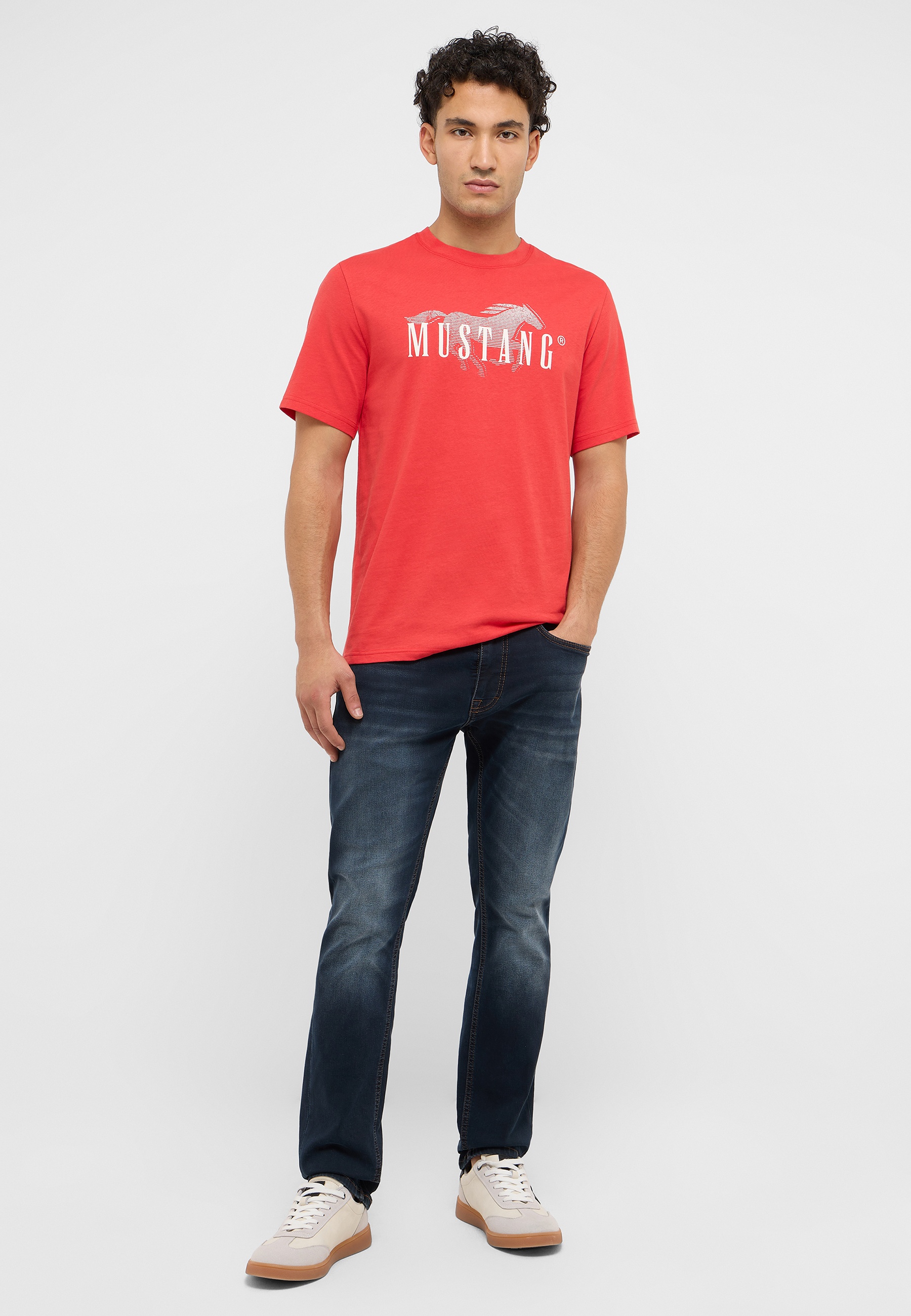 T-shirt, Hosen, Jeanshose, Person, Jugendlich