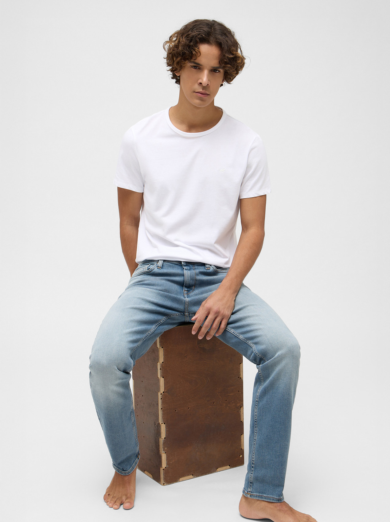 Hosen, Jeans, T-shirt, Person, Sitzen