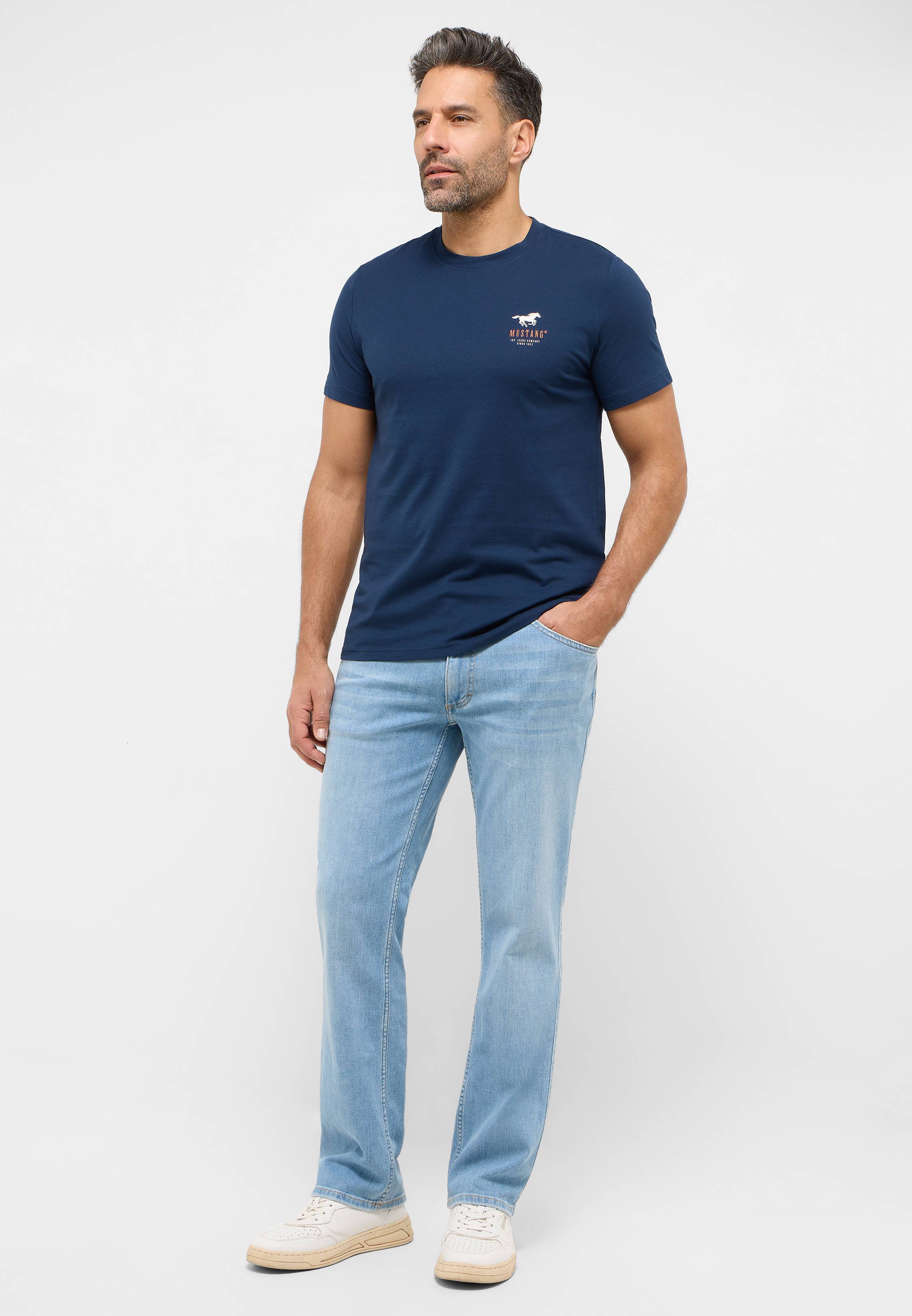 T-shirt, Hosen, Person, Stehend, Mann