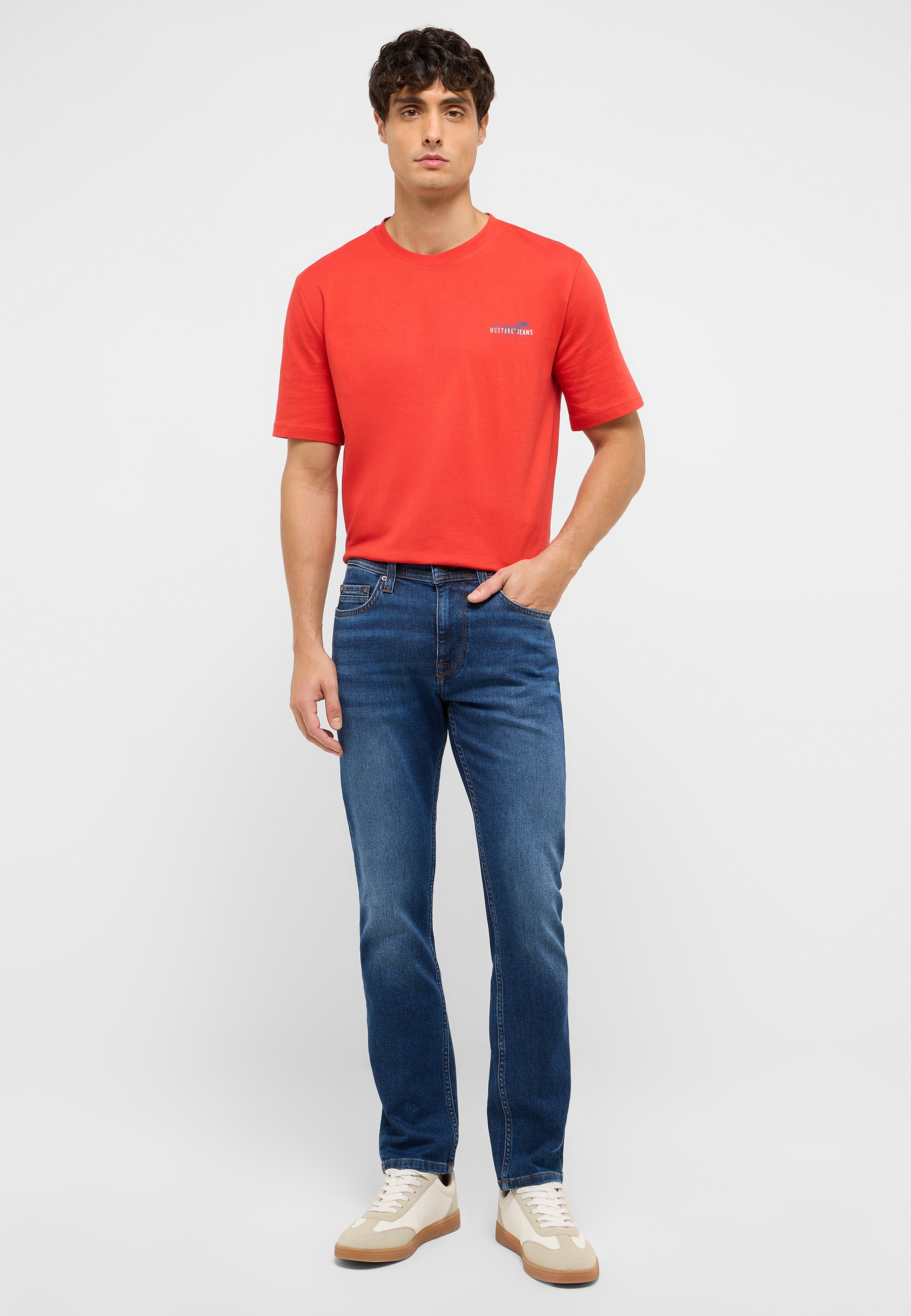 Hosen, T-shirt, Jeans, Person, Stehend