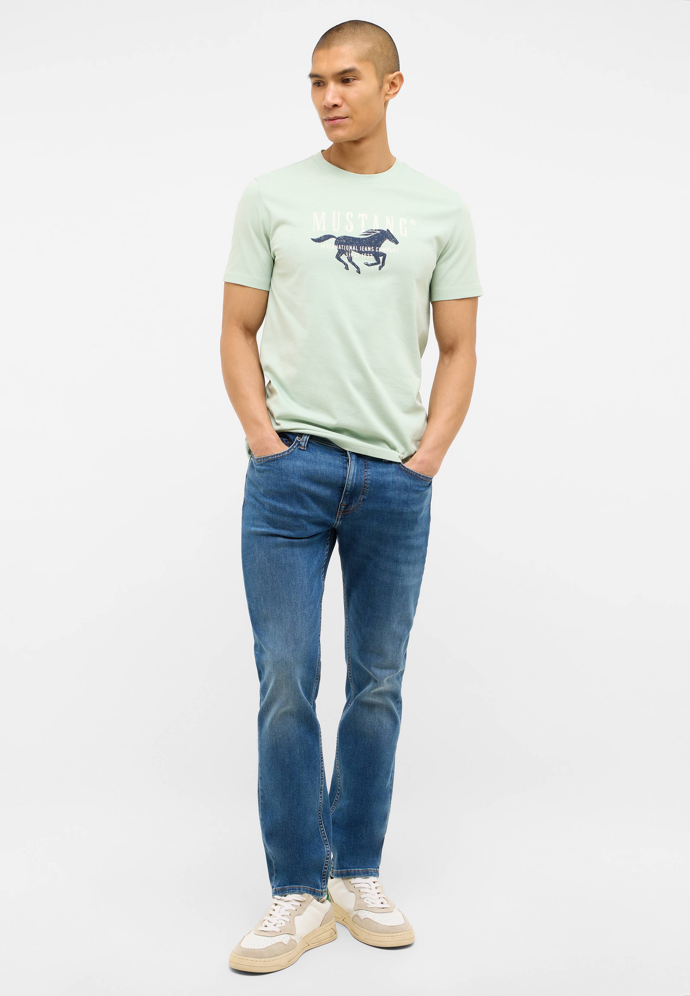Hosen, T-shirt, Jeanshose, Person, Stehend