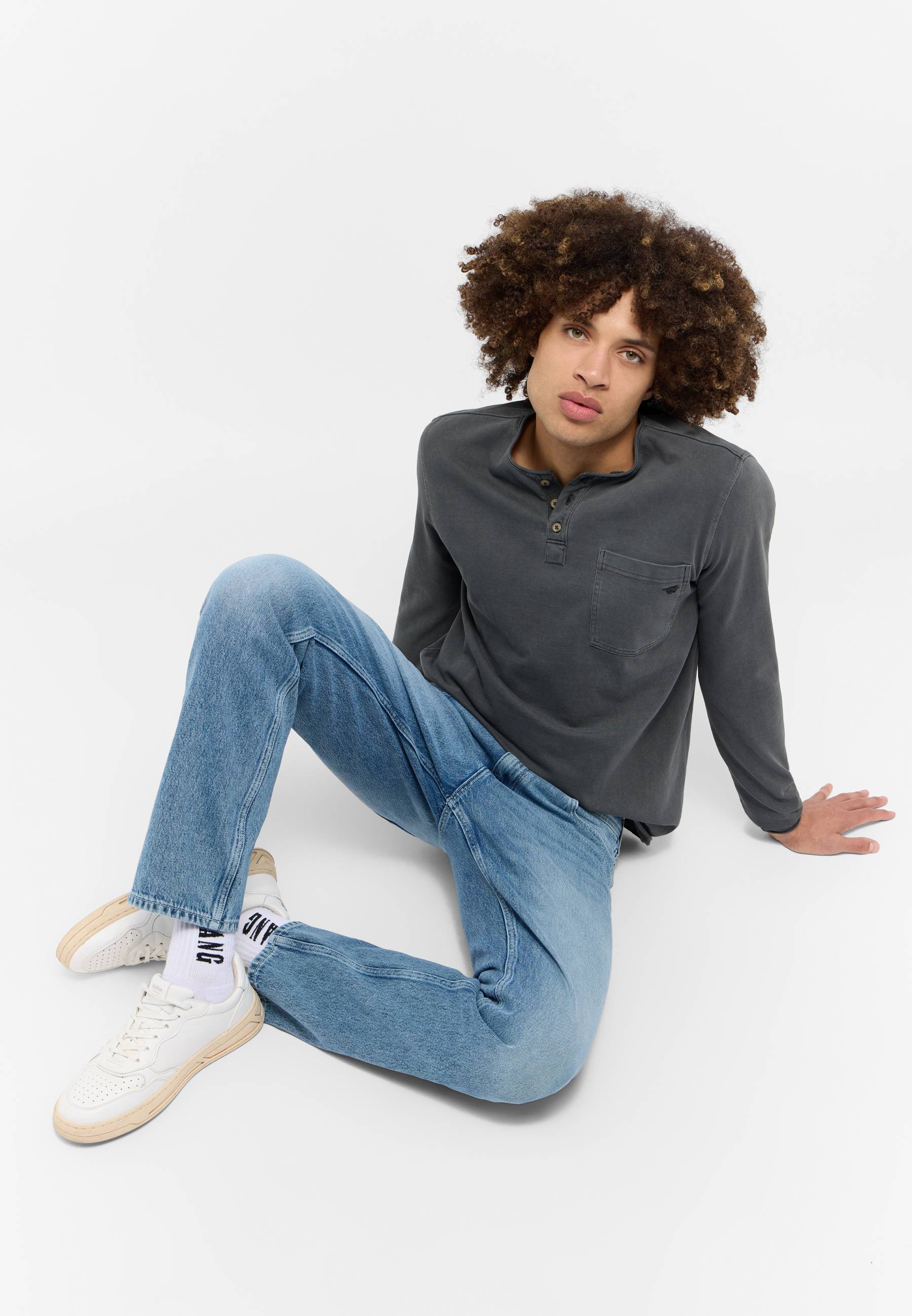 Hosen, Schuh, Person, Sitzen, Langarm