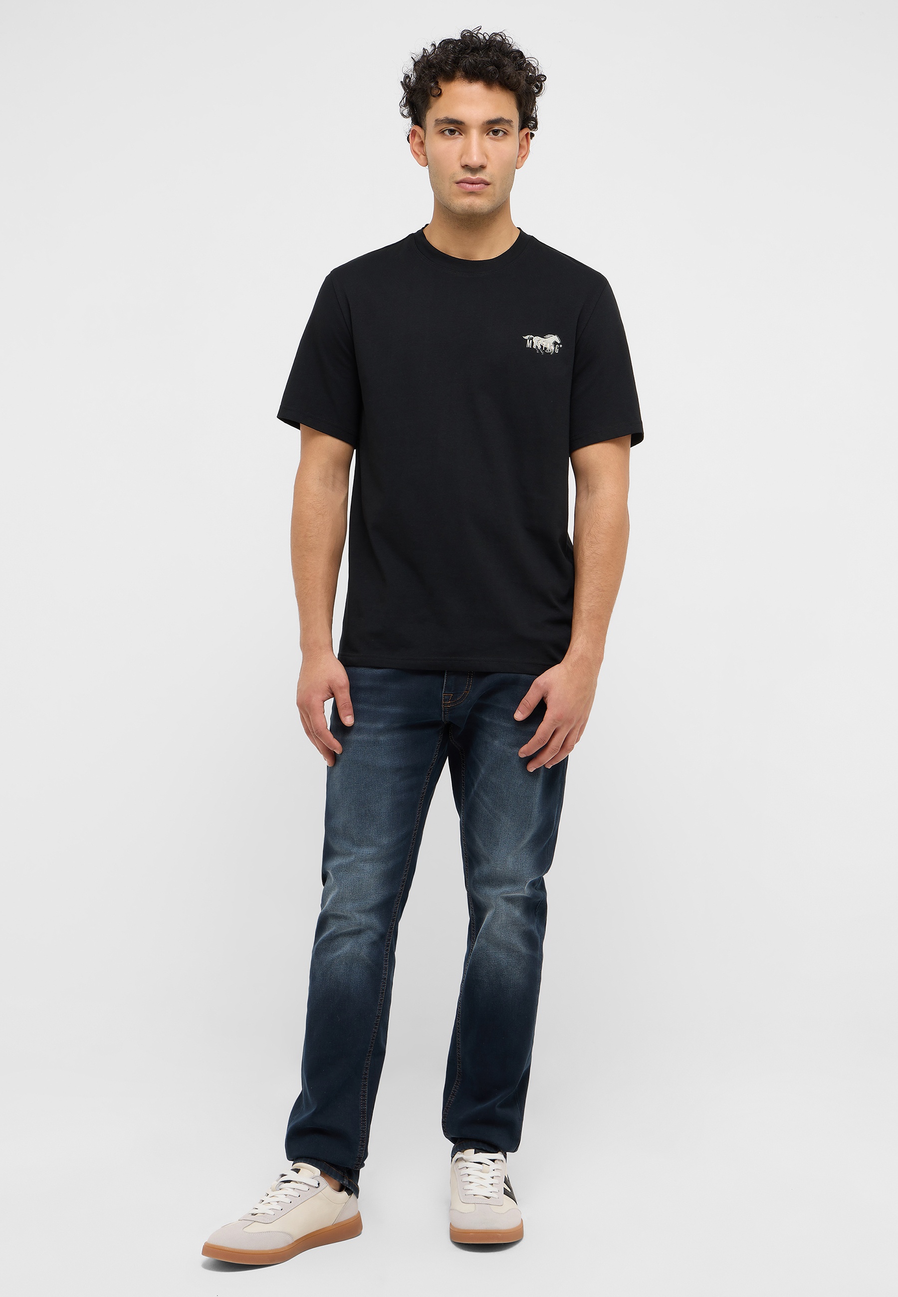 T-shirt, Hosen, Jeanshose, Person, Stehend