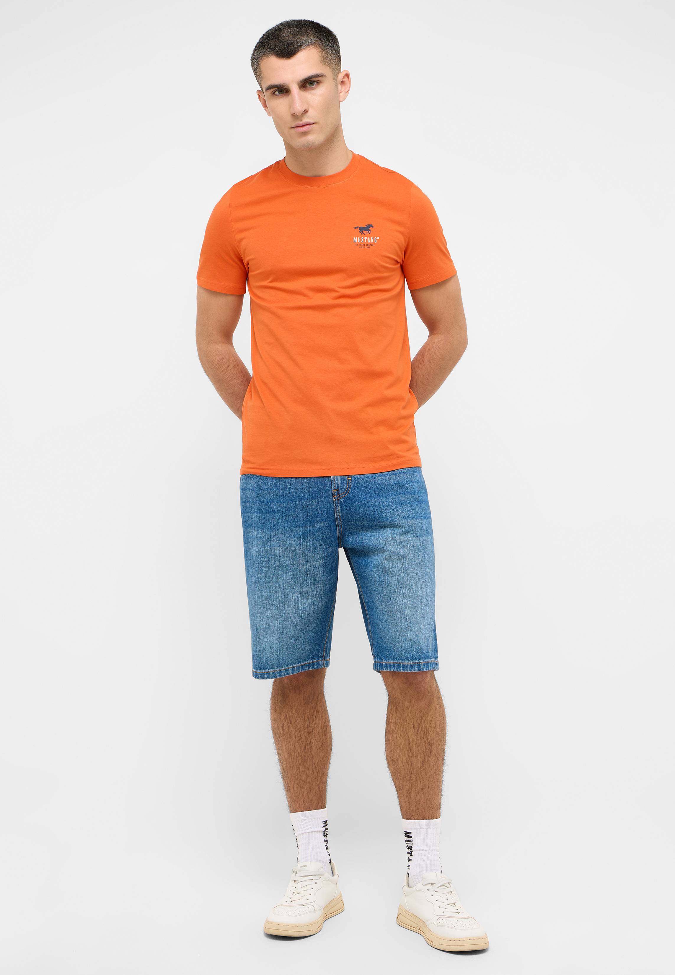 Kurze Hose, T-shirt, Erwachsener, Mann, Person
