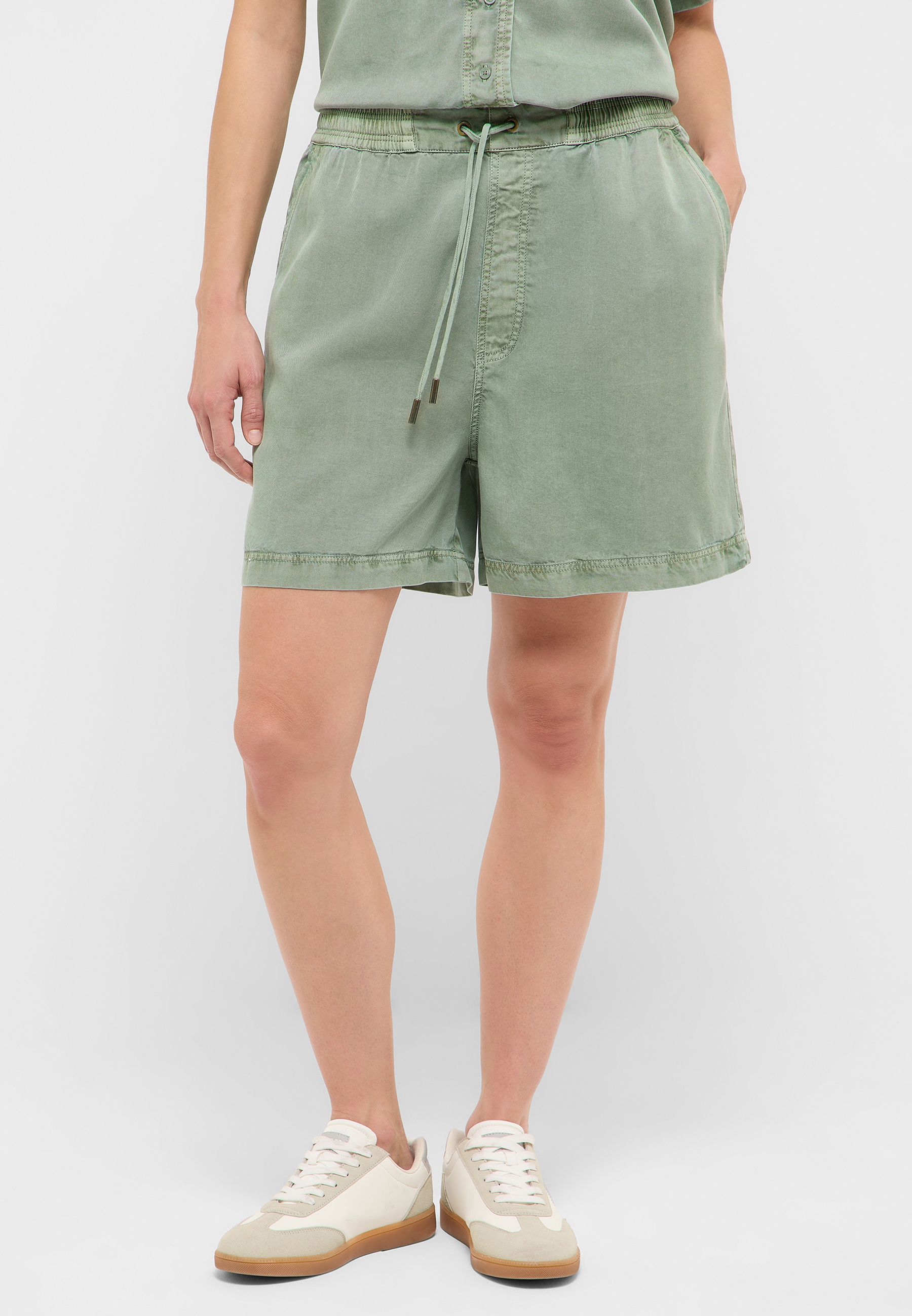 Bekleidung, Kurze Hosen, Person, Schuhe, Schuh