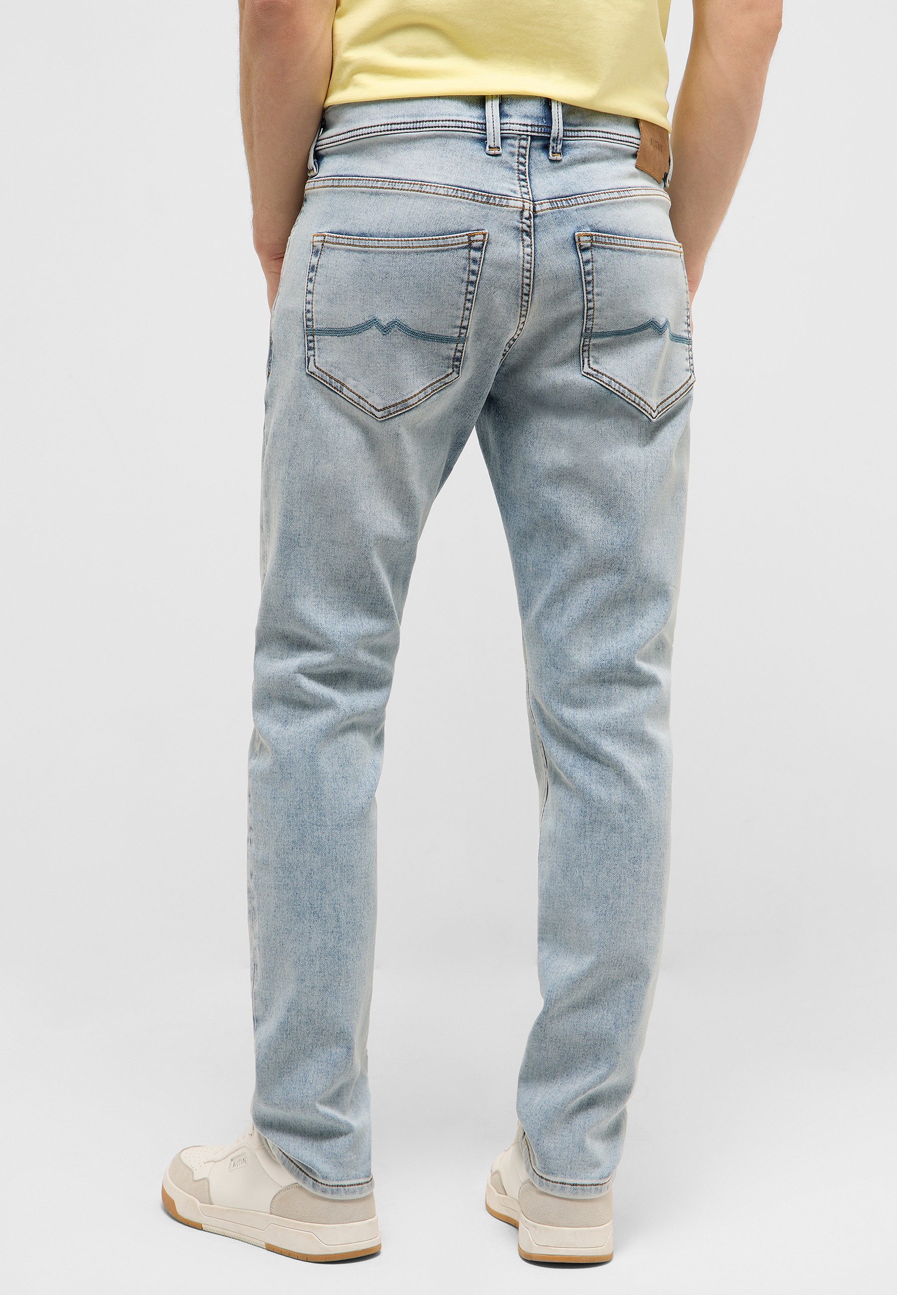 jeans, helles Wasch, Gesäßtaschen, Nahtdetails, Gürtel Schlaufe