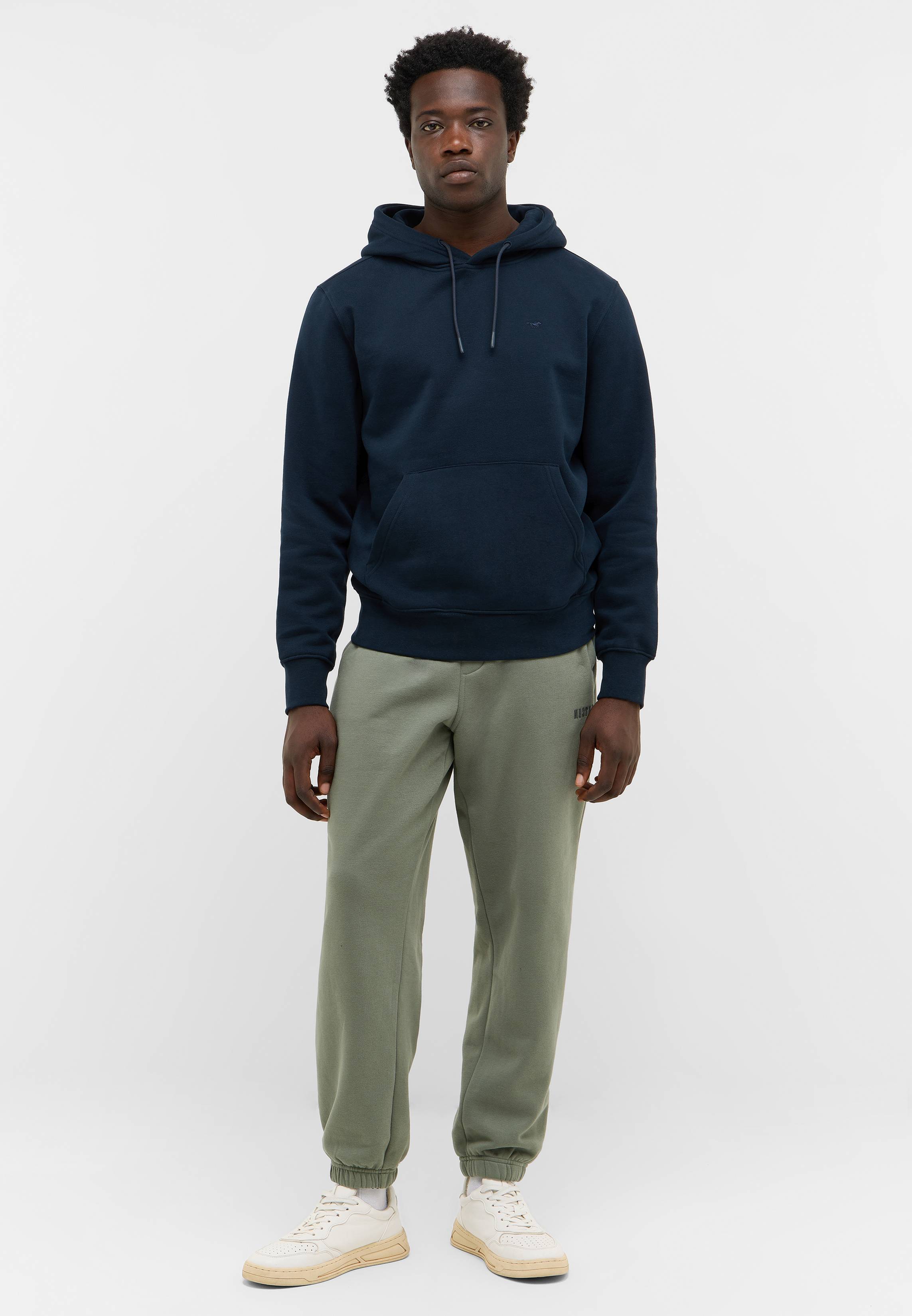 Strickwaren, Pullover, Sweatshirt, Kapuzenpulli, Person