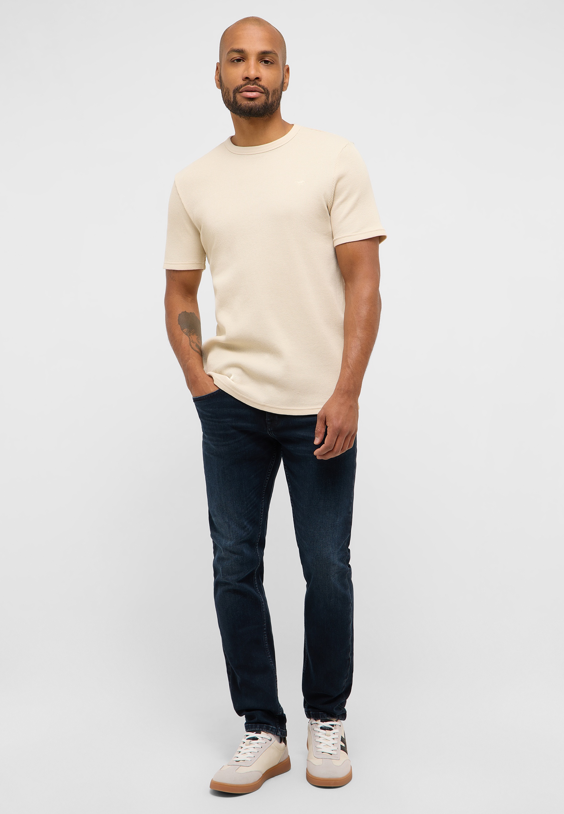 T-shirt, Person, Stehend, Jeanshose, Hosen