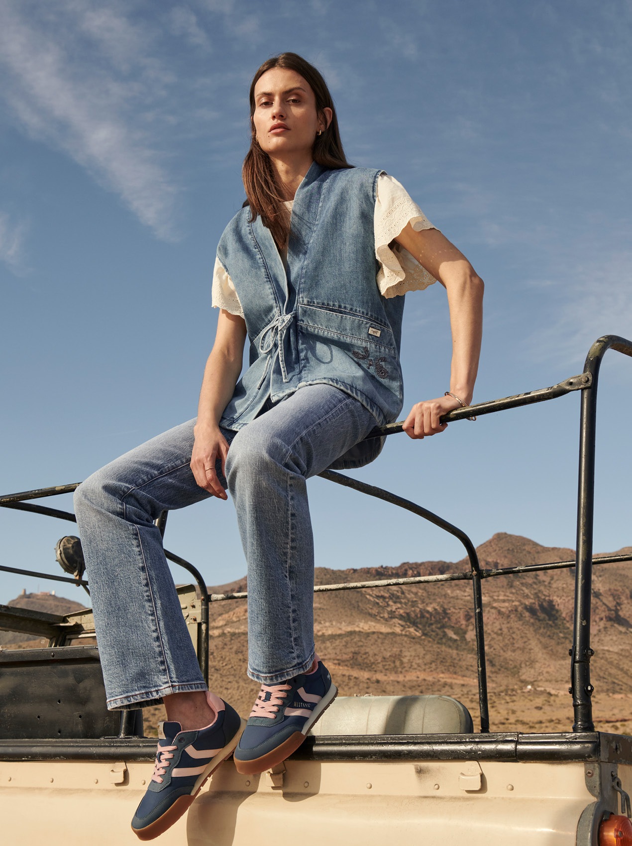 Jeansweste, Denim, Latzlook, Lace-up Sneakers, Jeansoutfit