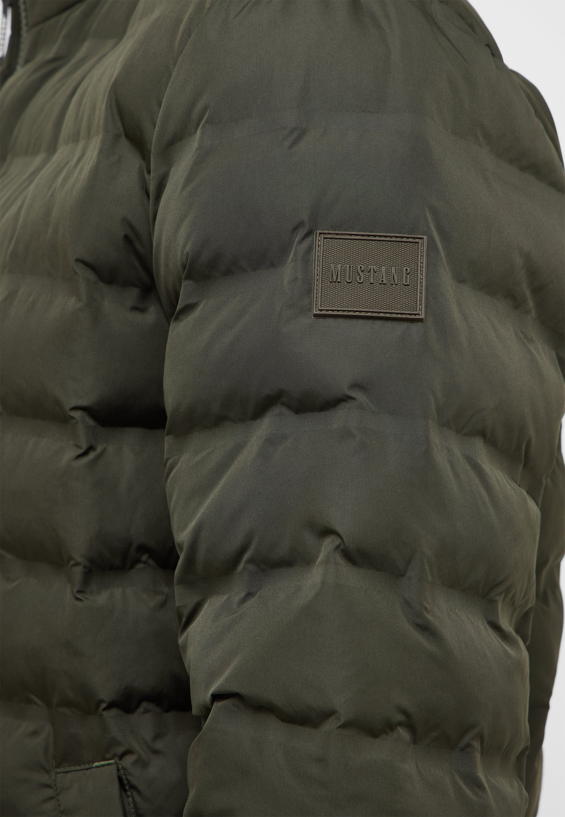 Pufferjacke, Olivgrün, Daunenjacke, gequiltet, Mustang-Abzeichen