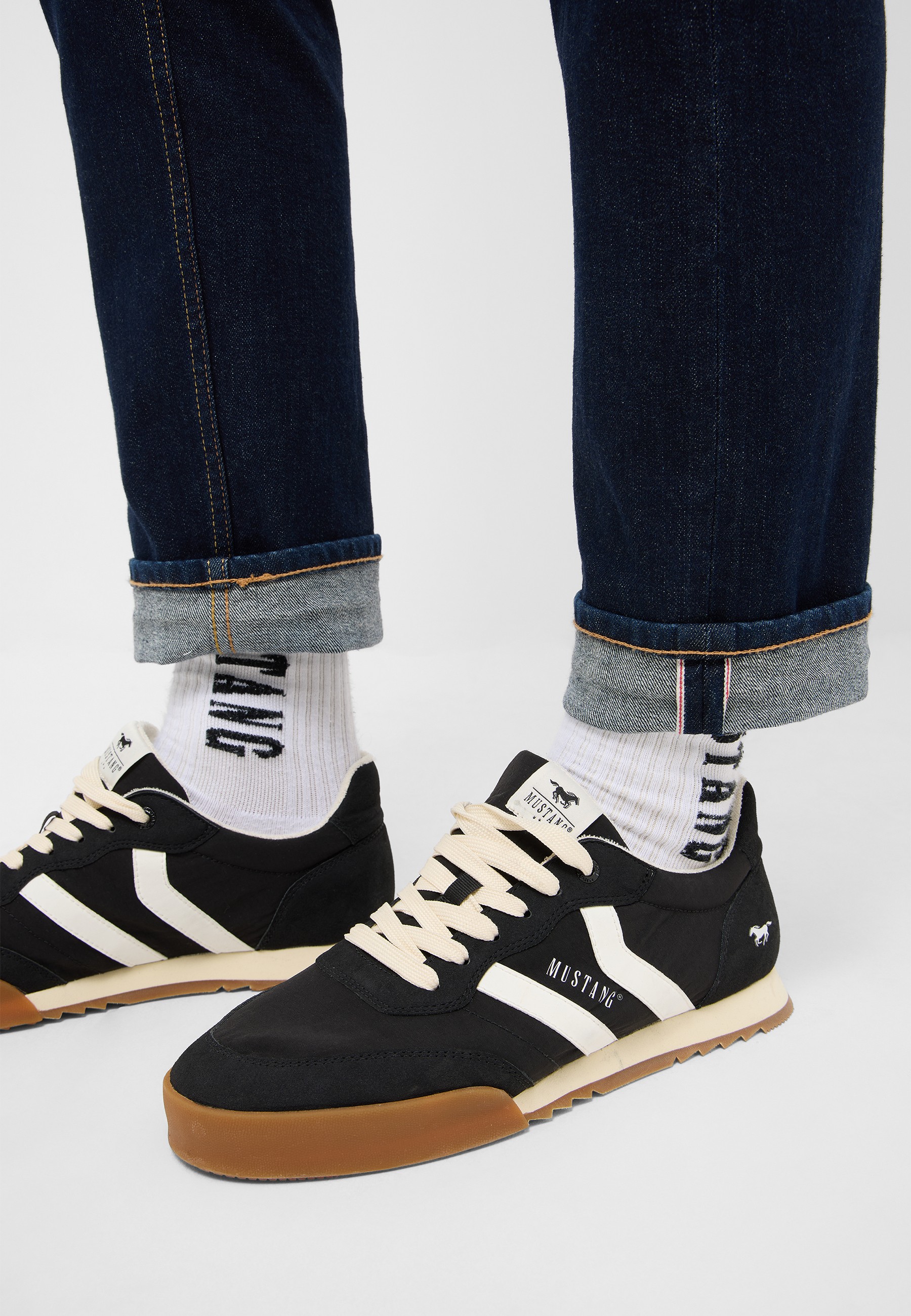 Schuhwerk, Schuh, Sneaker, Person, Jeans