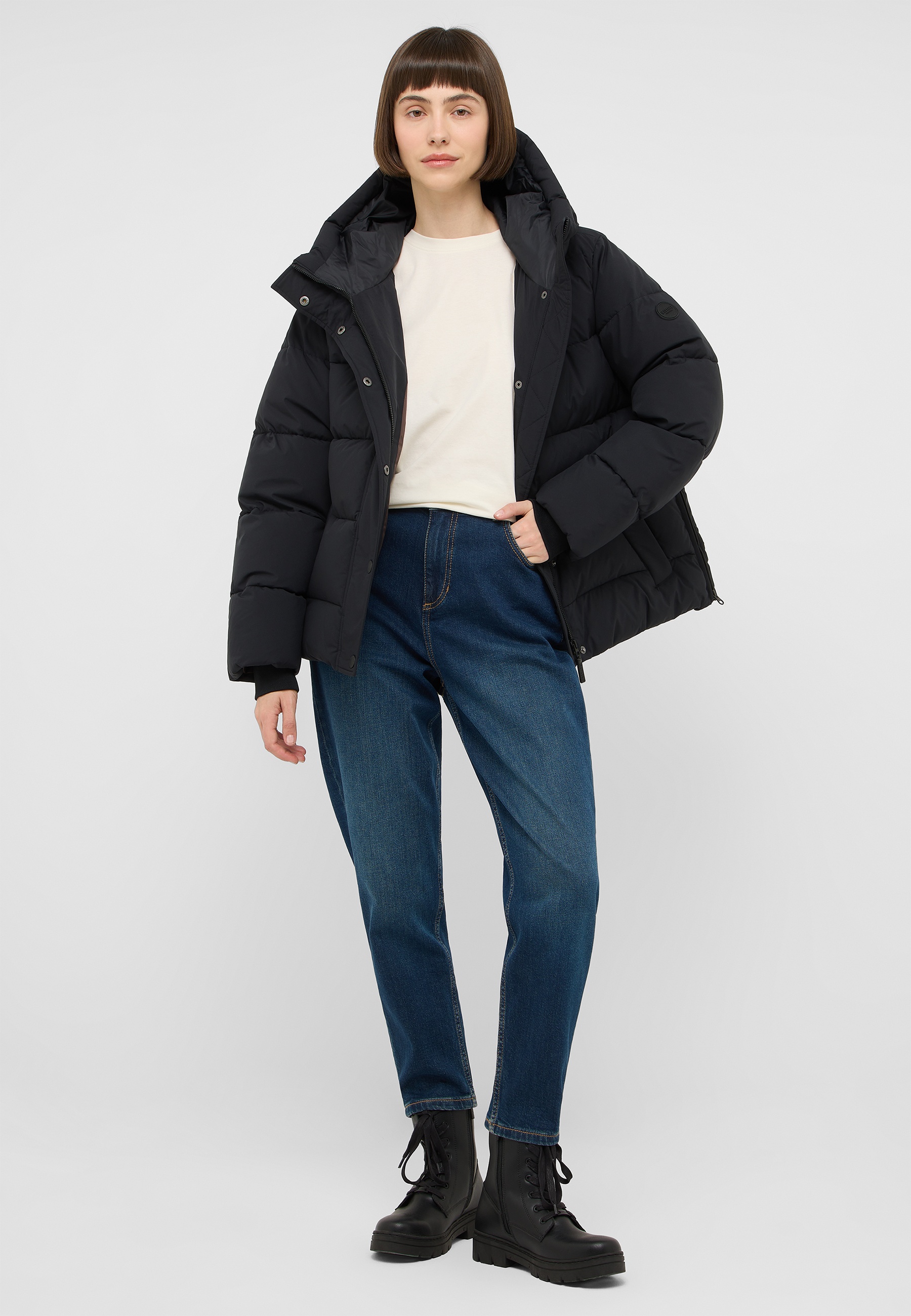 dunkle jacke, daunenjacke, pufferjacke, jeans, stiefel