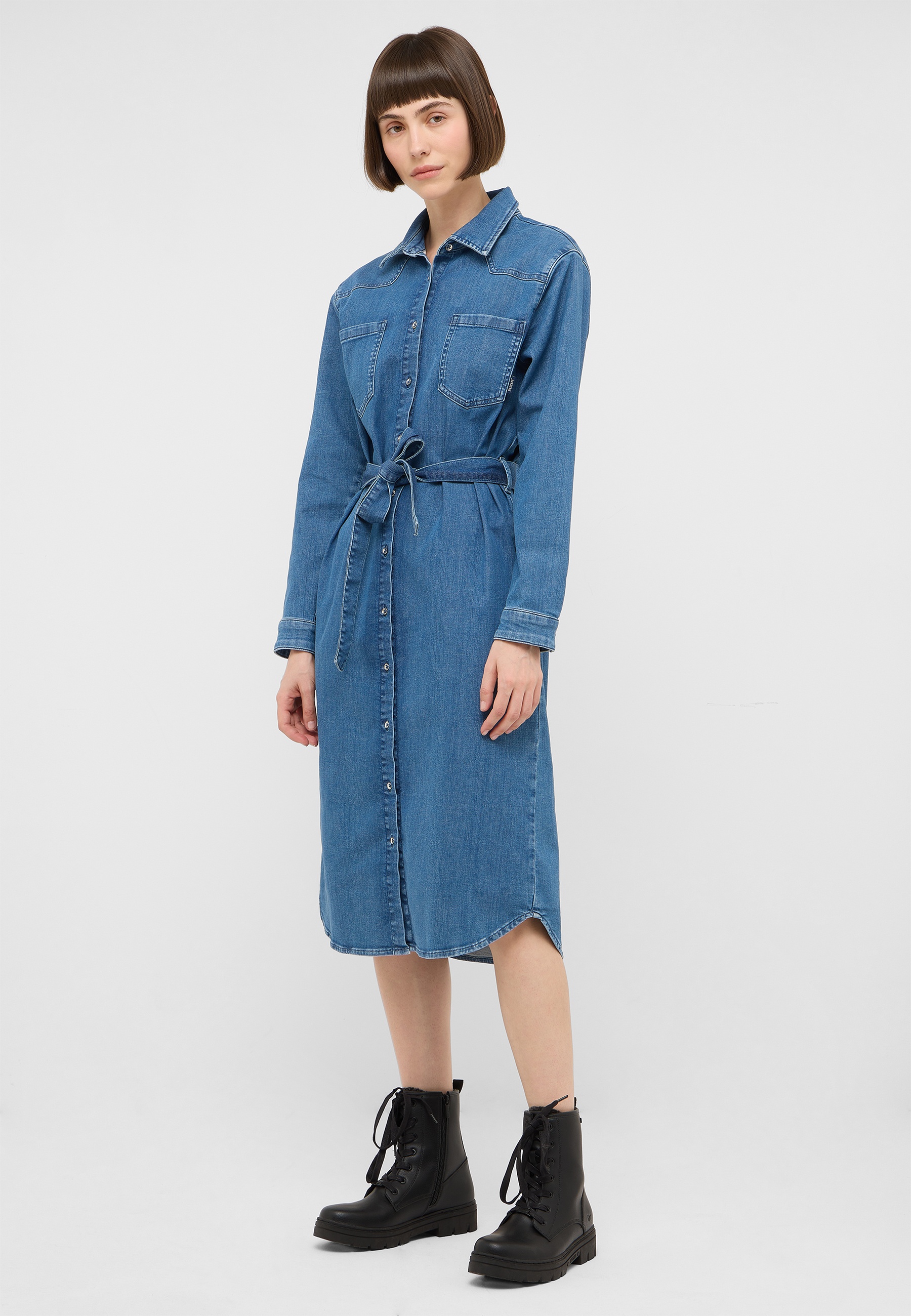 Jeanskleid, Denim, Knopfleiste, Gürtelschnalle, Stiefel