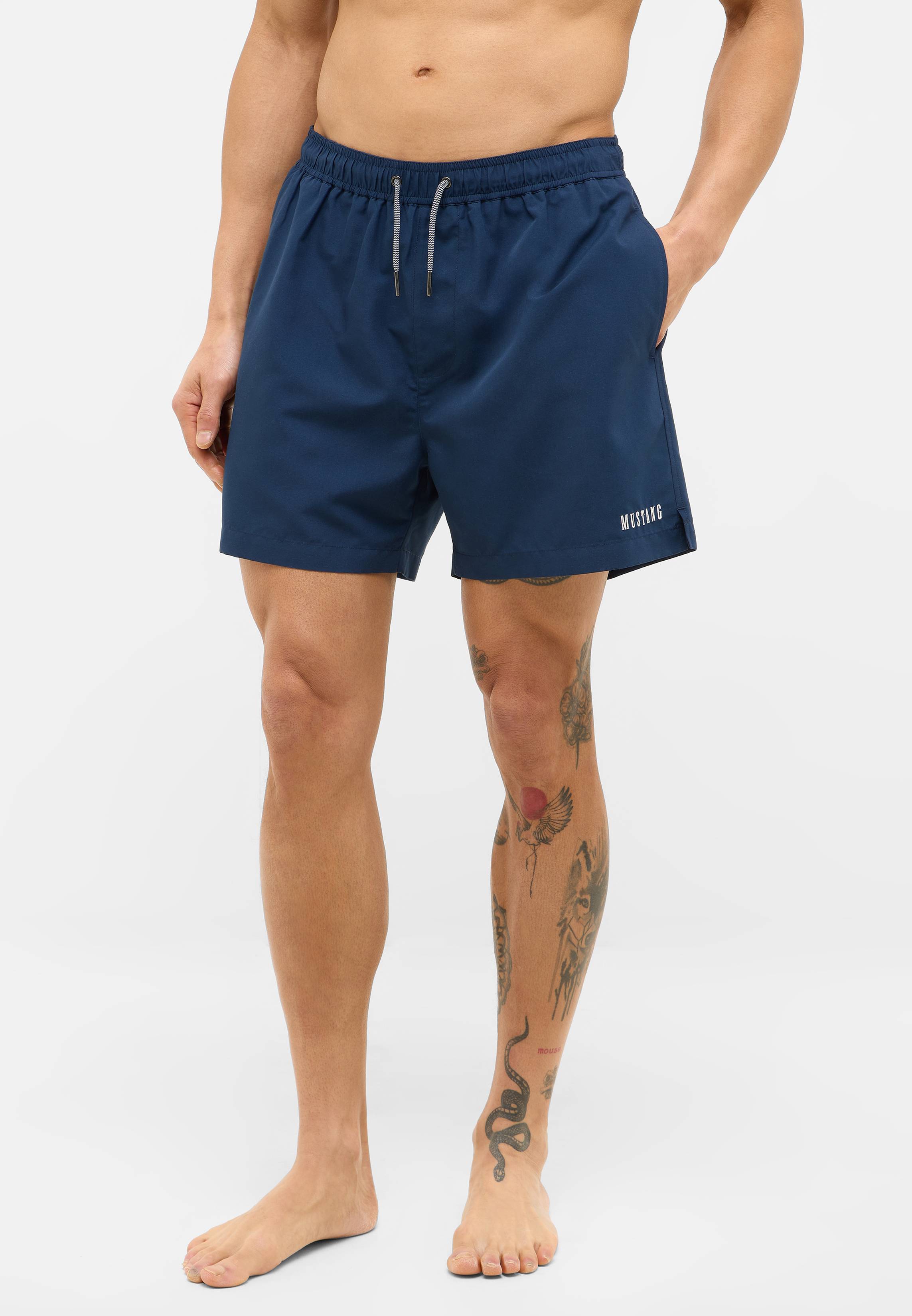 Bekleidung, Kurze Hosen, Person, Haut, Tätowierung