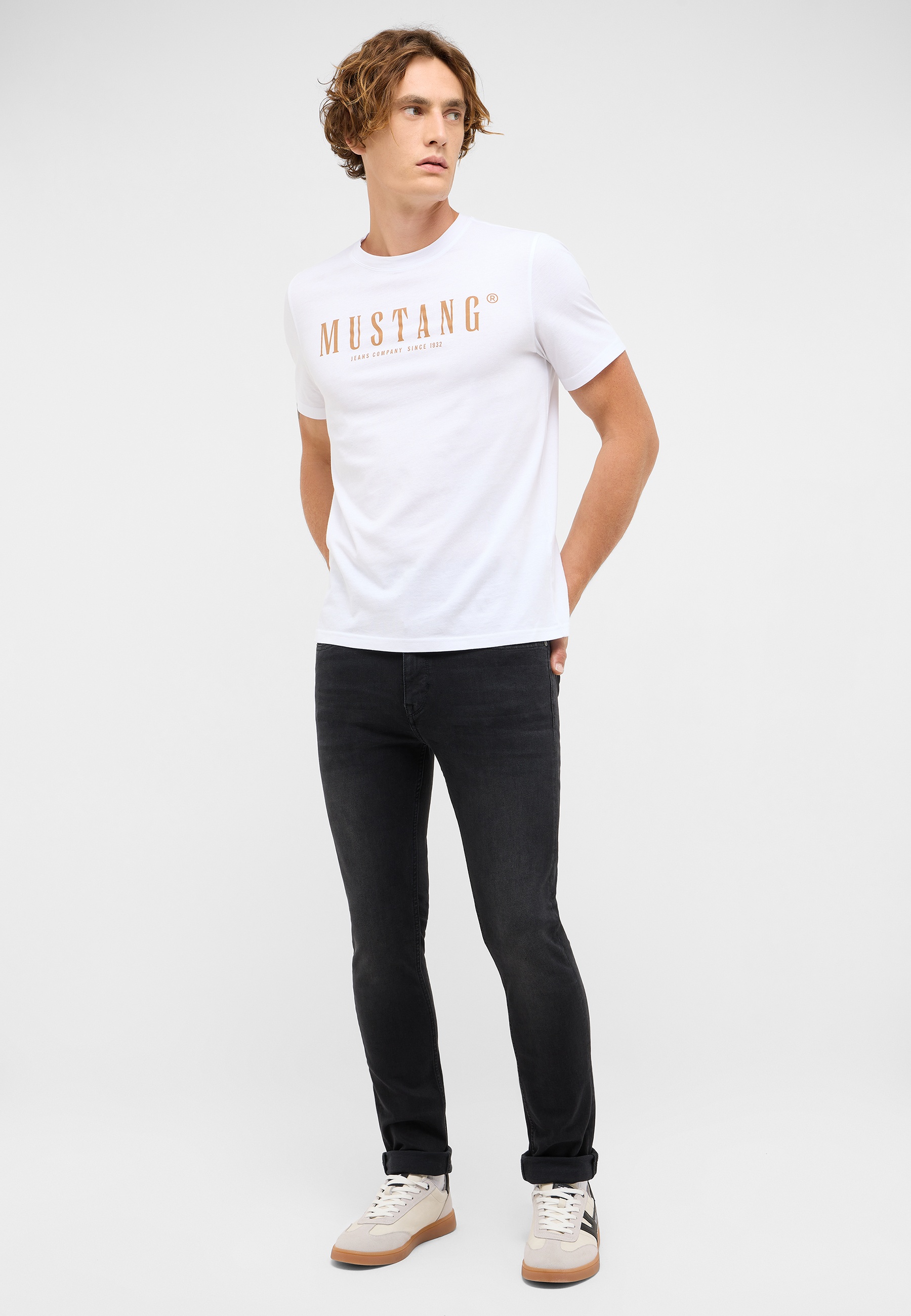 T-shirt, Hosen, Junge, Person, Jugendlich