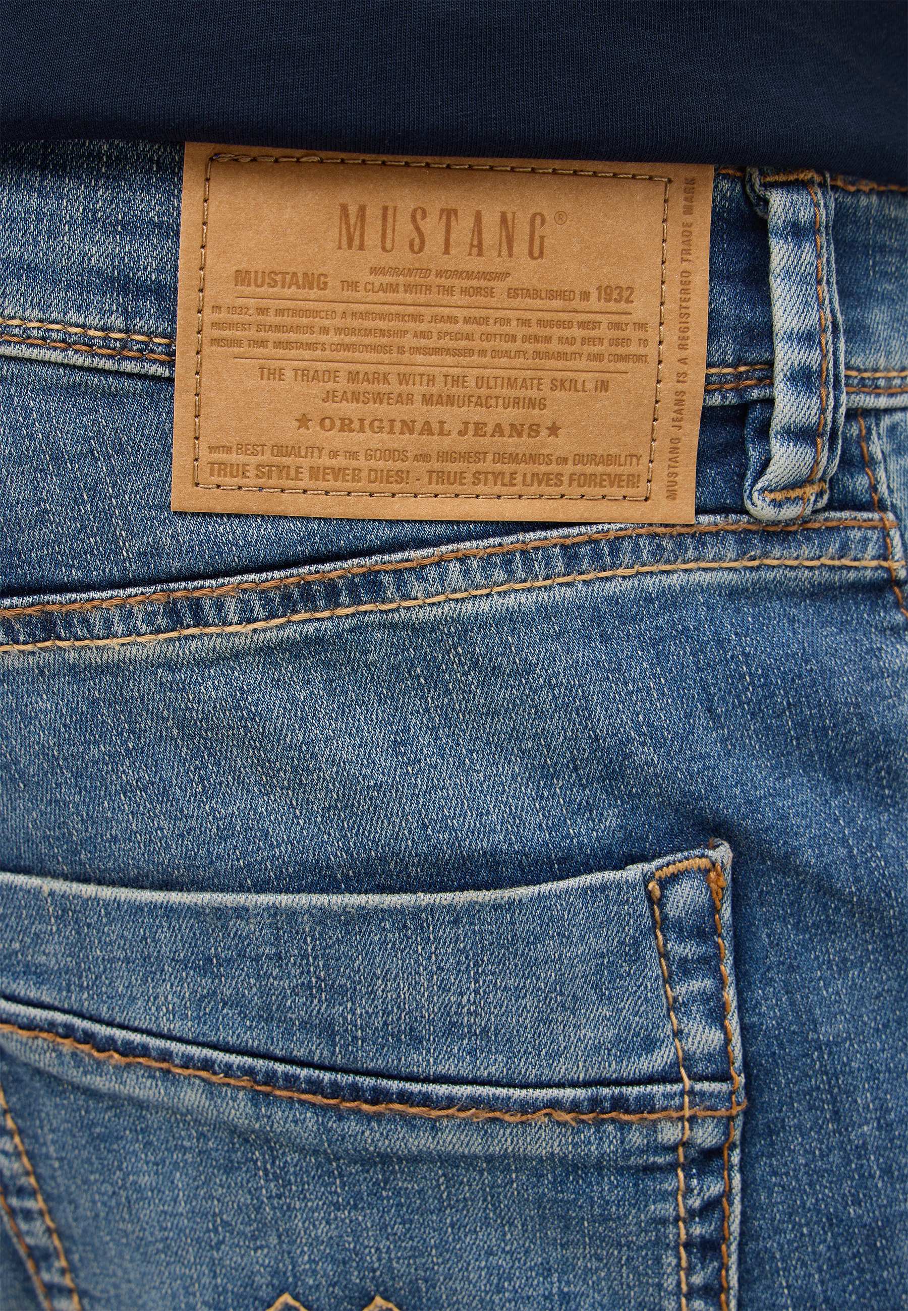 jeans, Denim, Tasche, braune Lederetikette, Naht