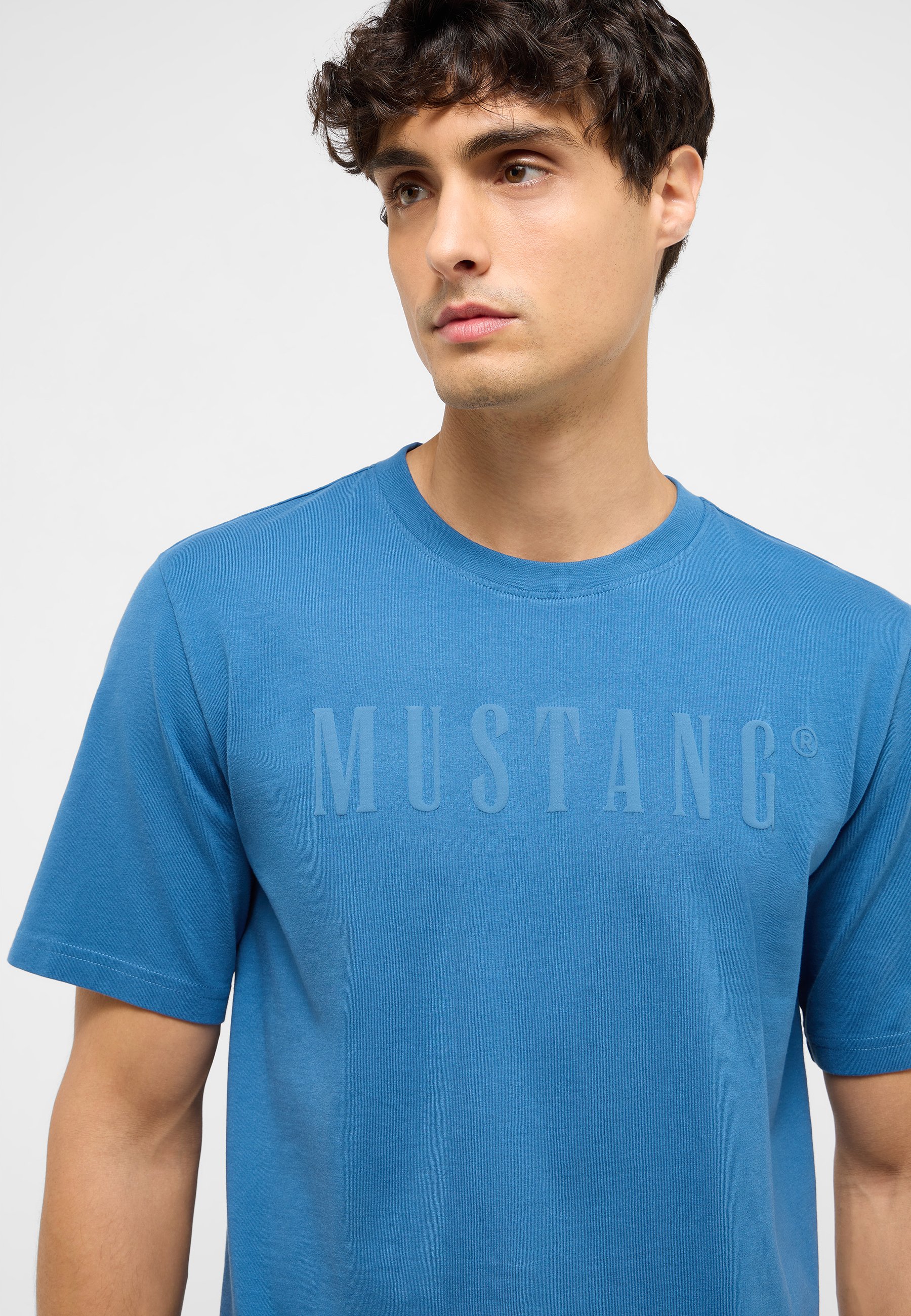 Bekleidung, T-shirt, Person, Gesicht, Kopf