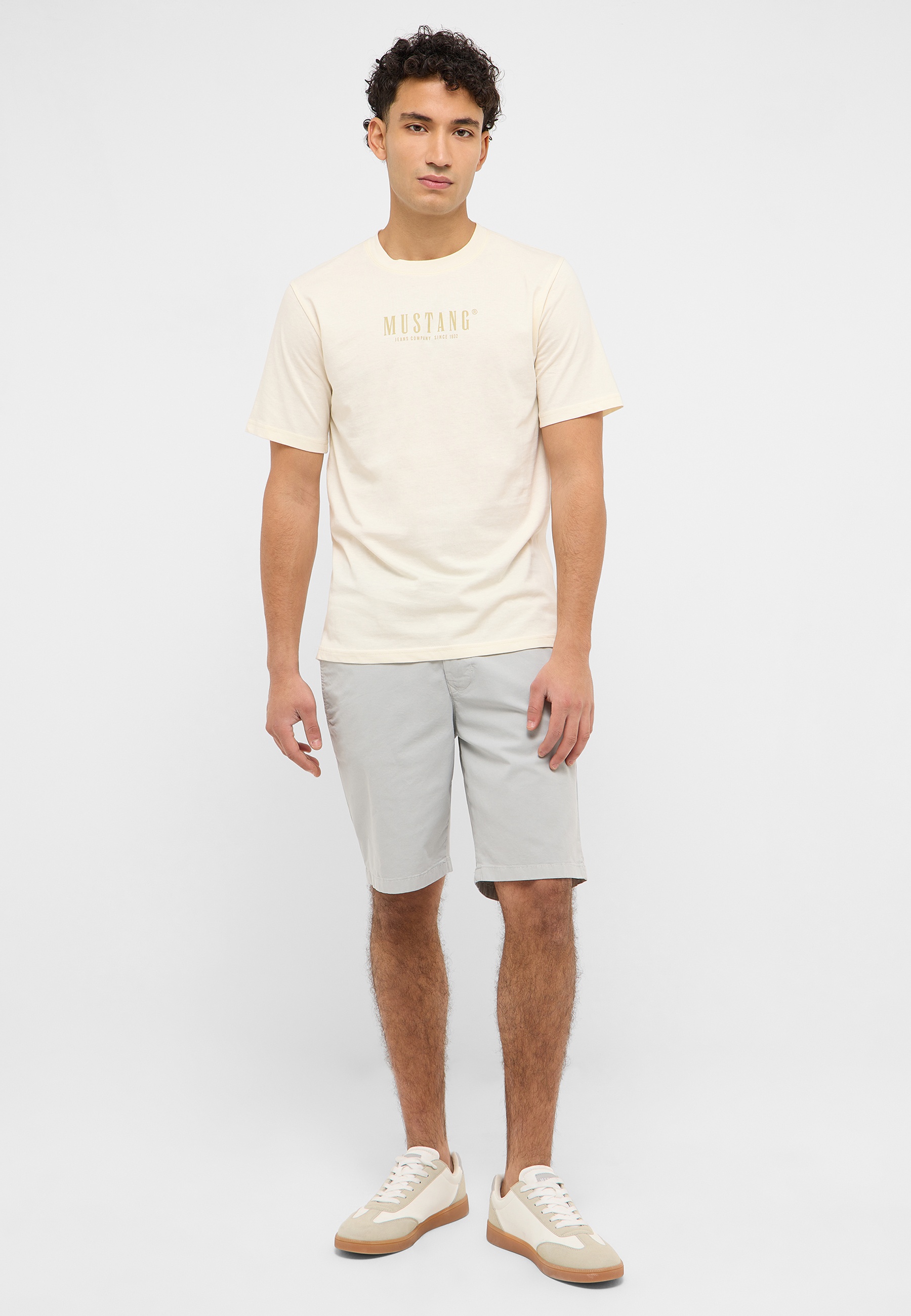 Kurze Hose, T-shirt, Person, Schuh, Sneaker