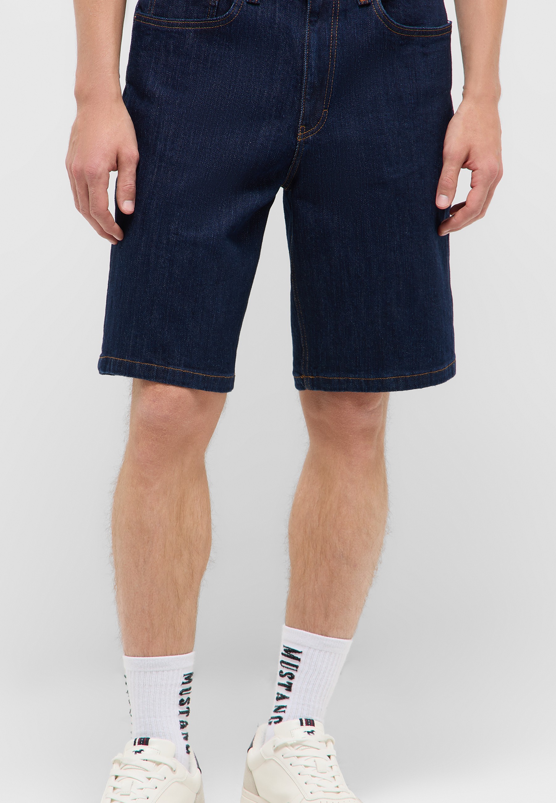 Denim-Shorts, Blaues Denim, Knielange, Dehnbare Stoffe, Weiße Sneaker
