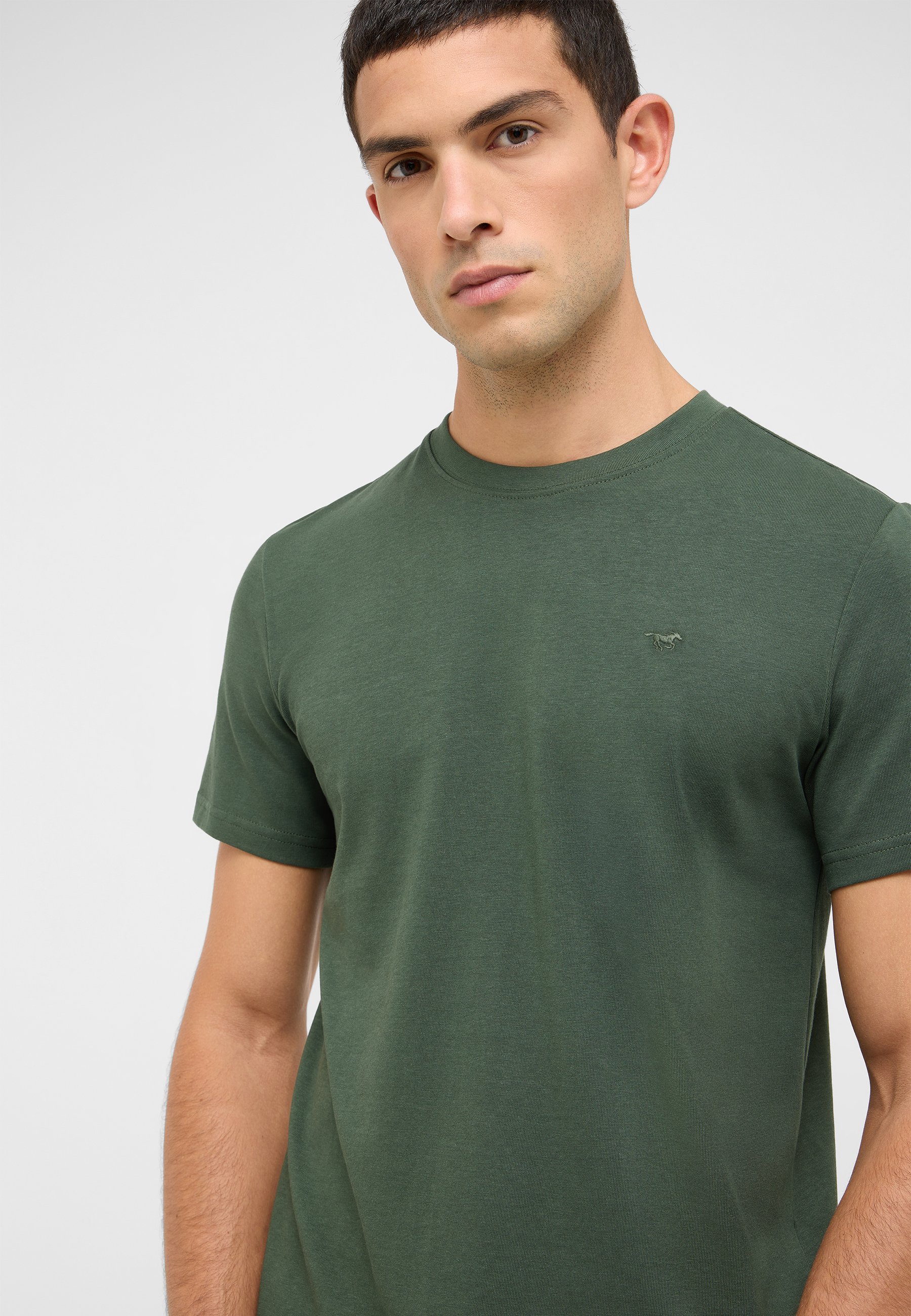 T-shirt, Gesicht, Hals, Person, Ärmel