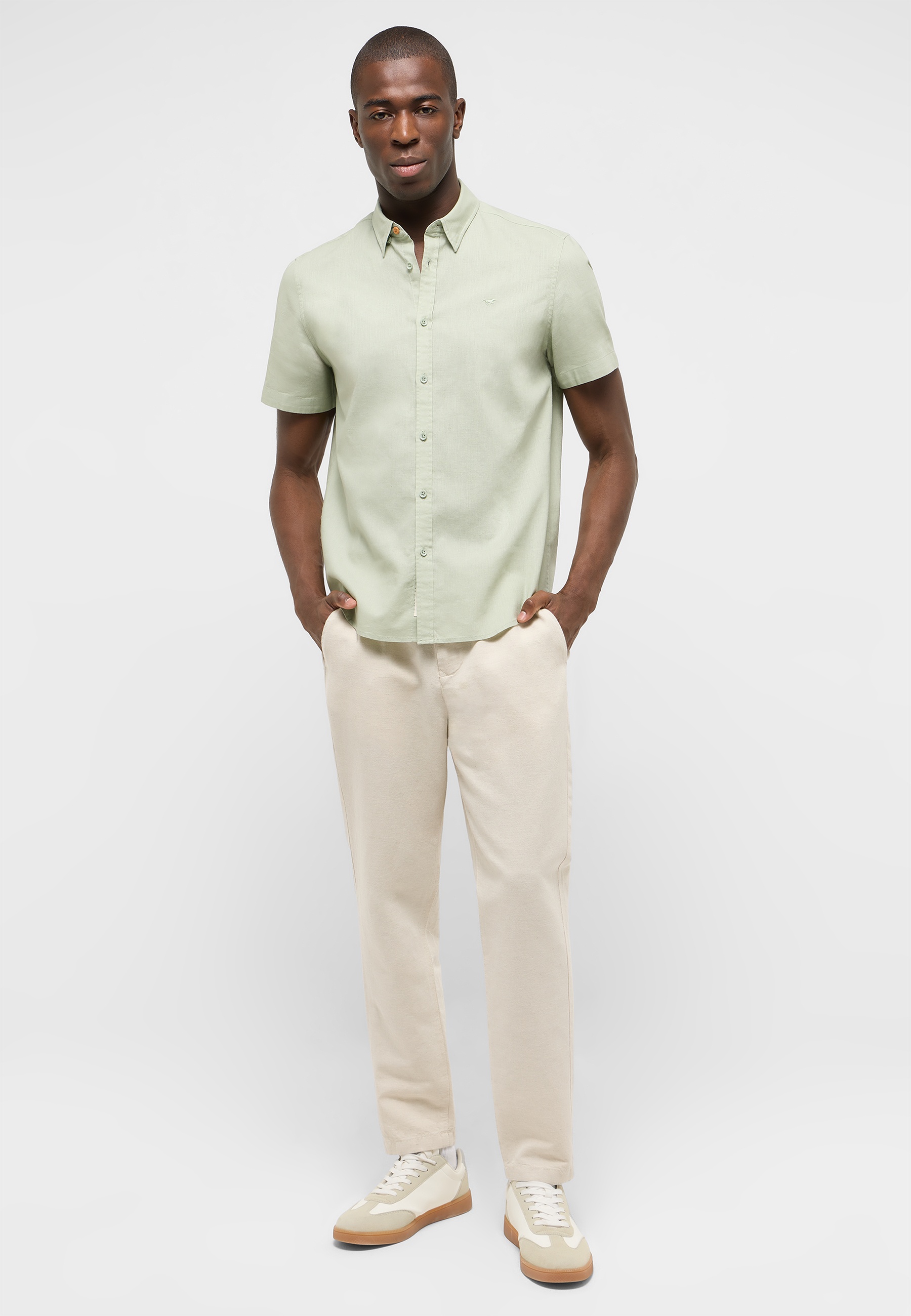 Hemd, Kurze Ärmel, Pastellgrün, Beige Hose, Sneaker