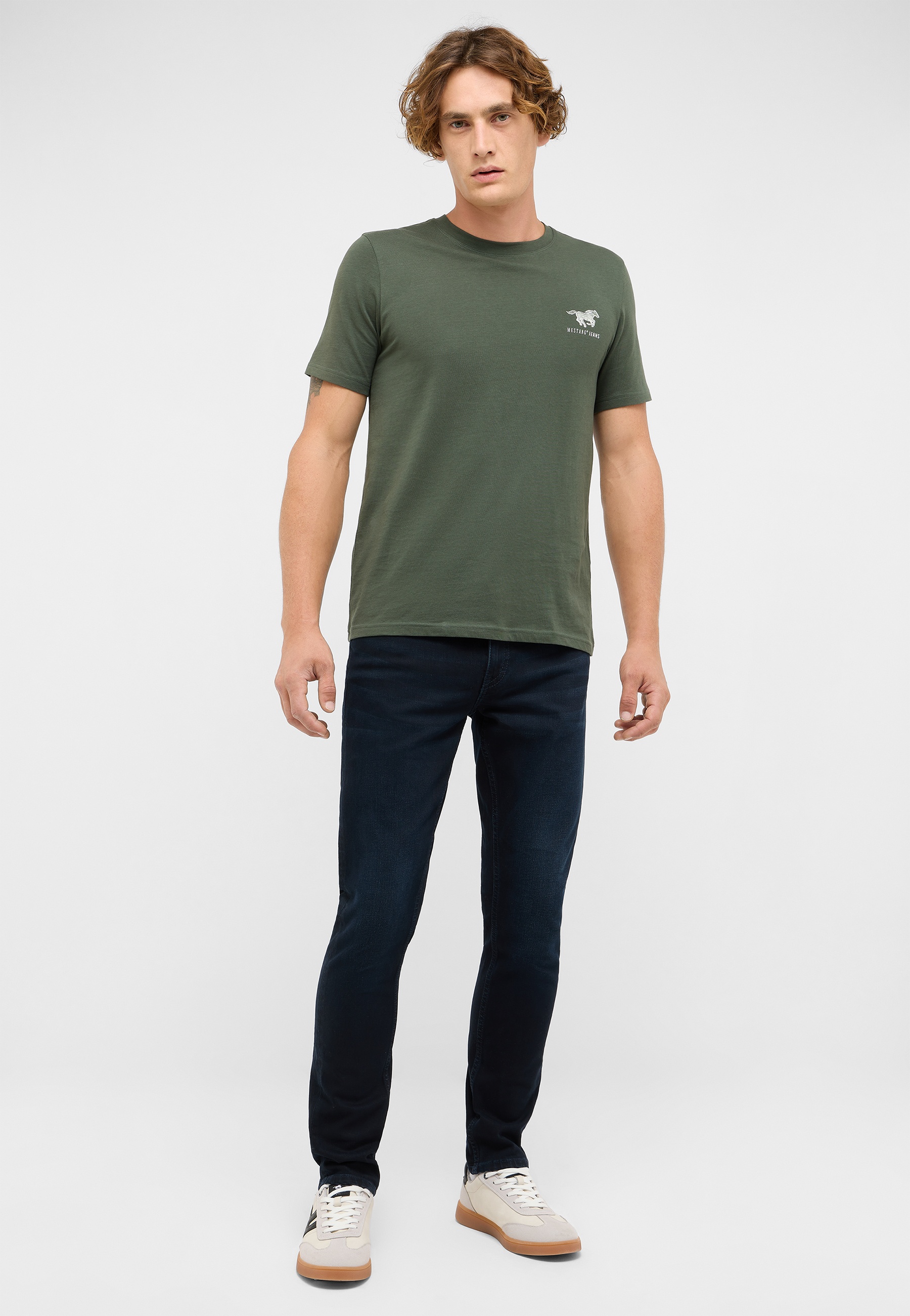 Bekleidung, T-shirt, Person, Hosen, Stehend