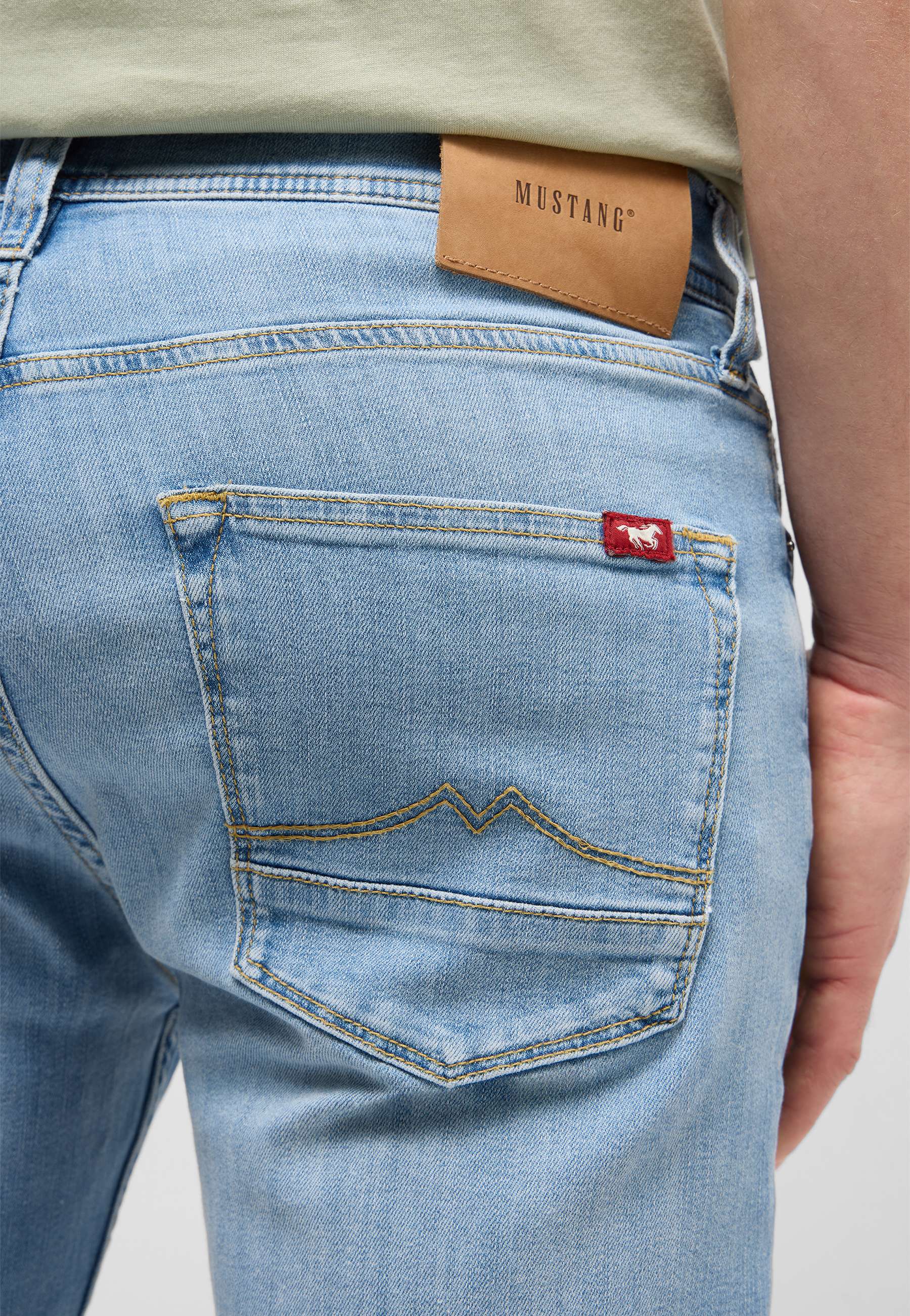 jeans, Denim, Backentasche, braune Lederpatch, Mustang-Etikett